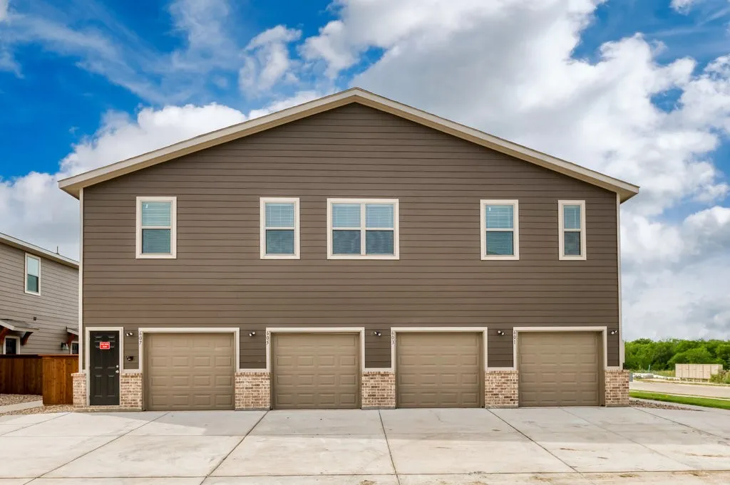 Apartment For Rent in Ellis County , 605 Harvest Moon Drive, Venus, Texas 76084, 2 Bedroom, 2 Bathroom, 1 Garage spaces, 1,134 Sqft, built in 2022, mls#21333664, Real Estate Agent in Venus, Homes For Rent in Ellis county, Homes For Rent in Venus, Realtor in Venus Texas, Real Estate Brokerage Independent Realty Texas, Luminita Cordes Realtor