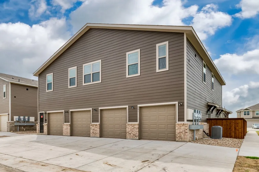 Apartment For Rent in Ellis County , 605 Harvest Moon Drive, Venus, Texas 76084, 2 Bedroom, 2 Bathroom, 1 Garage spaces, 1,134 Sqft, built in 2022, mls#21333664, Real Estate Agent in Venus, Homes For Rent in Ellis county, Homes For Rent in Venus, Realtor in Venus Texas, Real Estate Brokerage Independent Realty Texas, Luminita Cordes Realtor