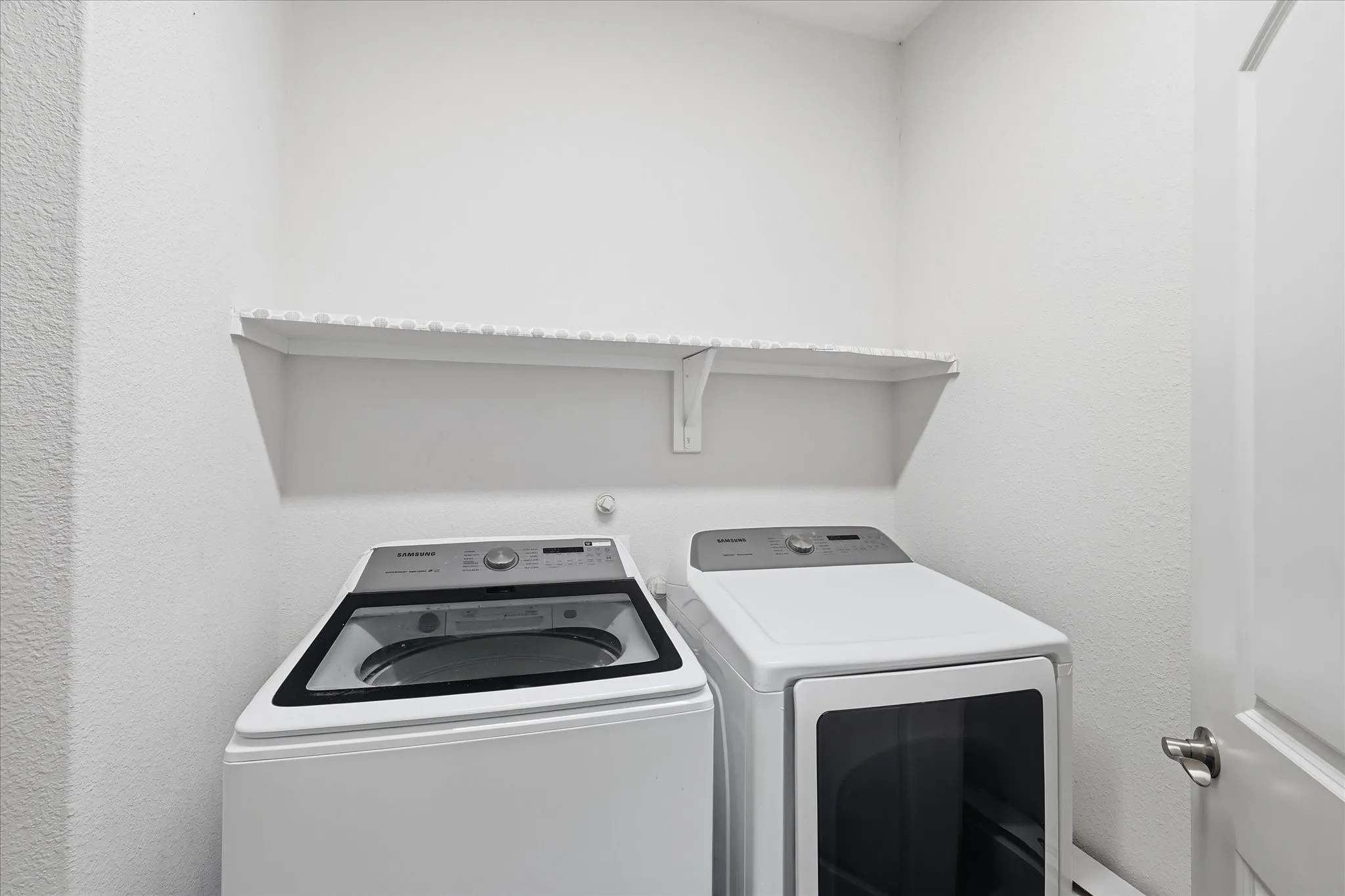 Single Family Residence For Sale in Dallas County , 217 Jones Street, Irving, Texas 75063, 3 Bedroom, 3 Bathroom, 2 Garage spaces, 1,661 Sqft, built in 2021, mls#21333421, Real Estate Agent in Irving, Homes For Sale in Dallas county, Homes For Sale in Irving, Realtor in Irving Texas, Real Estate Brokerage Independent Realty Texas, Luminita Cordes Realtor