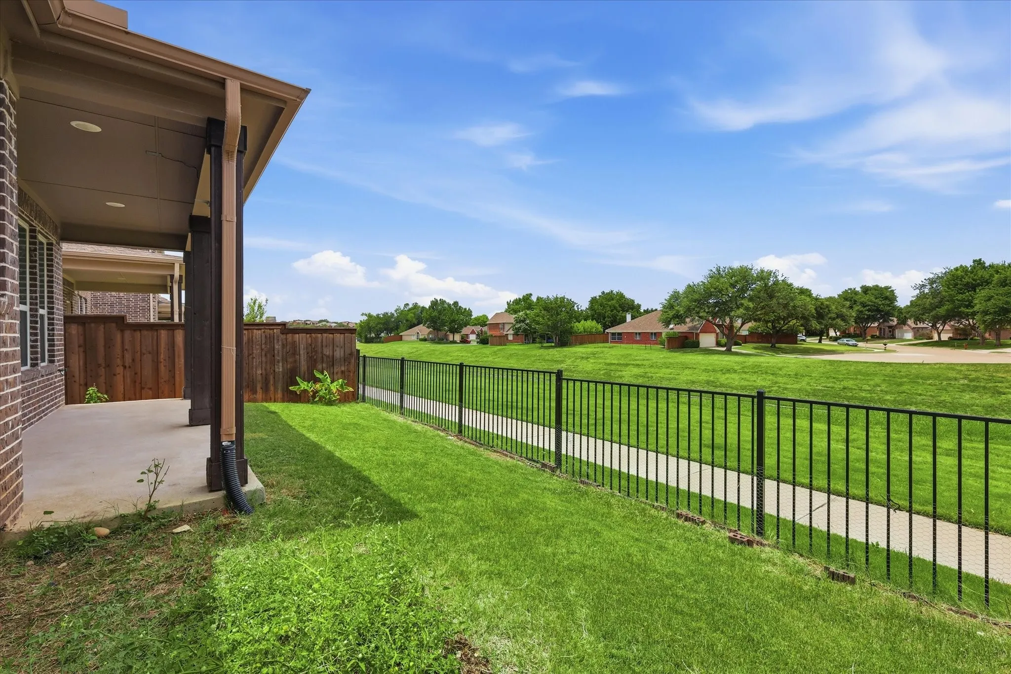 Single Family Residence For Sale in Dallas County , 217 Jones Street, Irving, Texas 75063, 3 Bedroom, 3 Bathroom, 2 Garage spaces, 1,661 Sqft, built in 2021, mls#21333421, Real Estate Agent in Irving, Homes For Sale in Dallas county, Homes For Sale in Irving, Realtor in Irving Texas, Real Estate Brokerage Independent Realty Texas, Luminita Cordes Realtor
