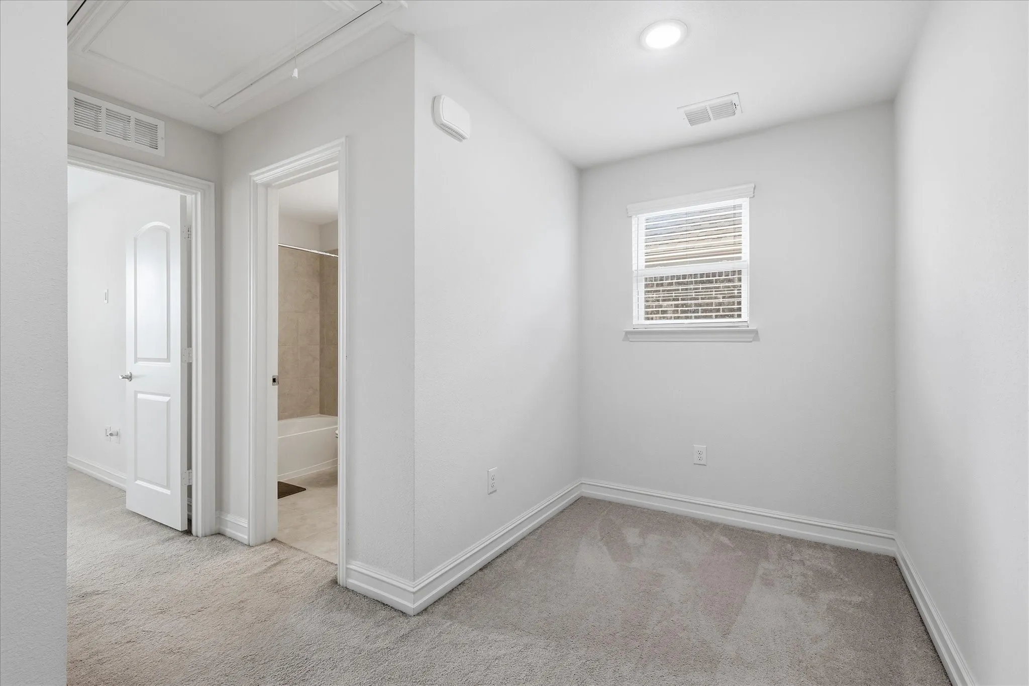 Single Family Residence For Sale in Dallas County , 217 Jones Street, Irving, Texas 75063, 3 Bedroom, 3 Bathroom, 2 Garage spaces, 1,661 Sqft, built in 2021, mls#21333421, Real Estate Agent in Irving, Homes For Sale in Dallas county, Homes For Sale in Irving, Realtor in Irving Texas, Real Estate Brokerage Independent Realty Texas, Luminita Cordes Realtor