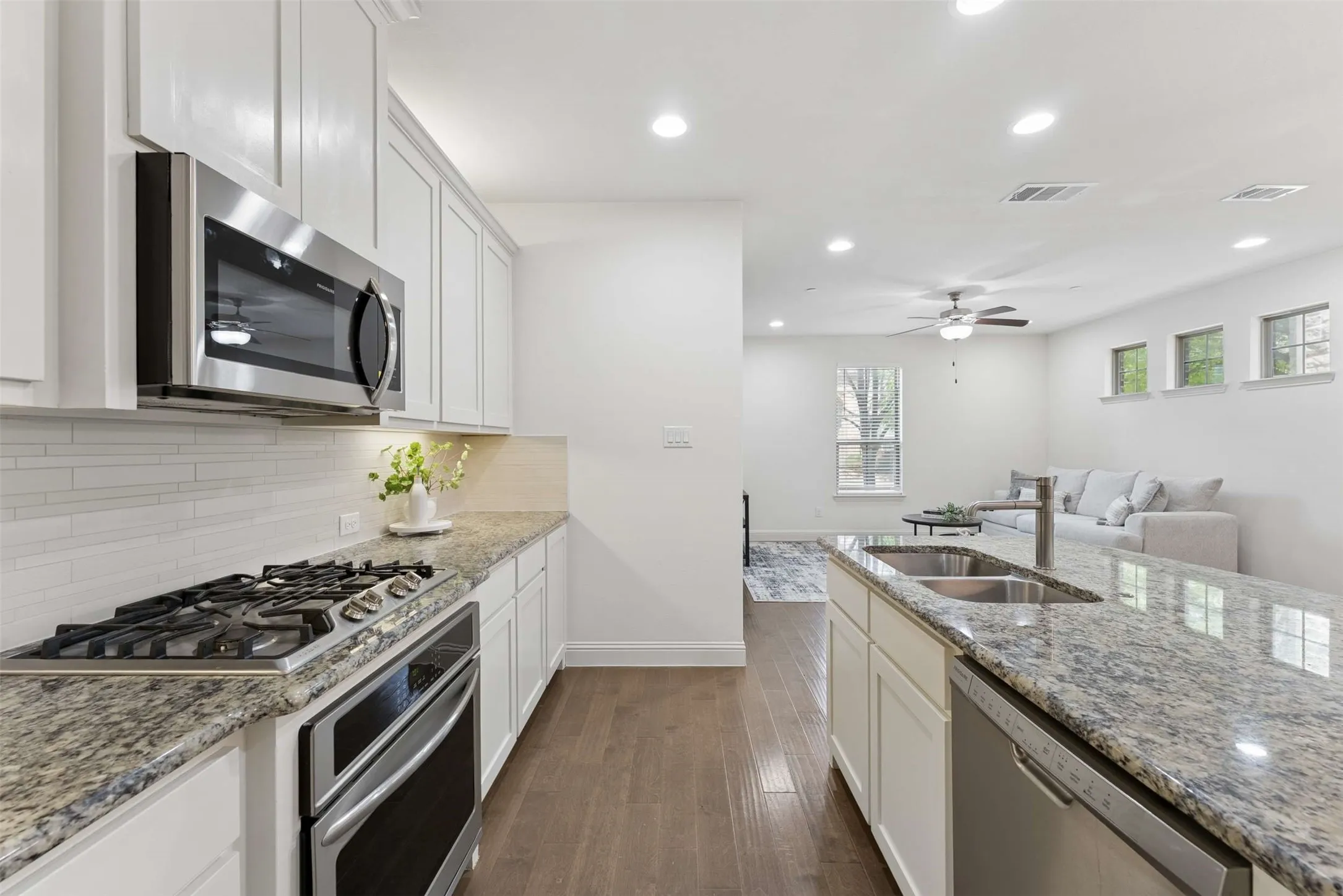 Townhouse For Sale in Collin County , 7213 Huckleberry Drive, Mc Kinney, Texas 75070, 3 Bedroom, 3 Bathroom, 2 Garage spaces, 1,974 Sqft, built in 2018, mls#21332847, Real Estate Agent in Mc Kinney, Homes For Sale in Collin county, Homes For Sale in Mc Kinney, Realtor in Mc Kinney Texas, Real Estate Brokerage Independent Realty Texas, Luminita Cordes Realtor