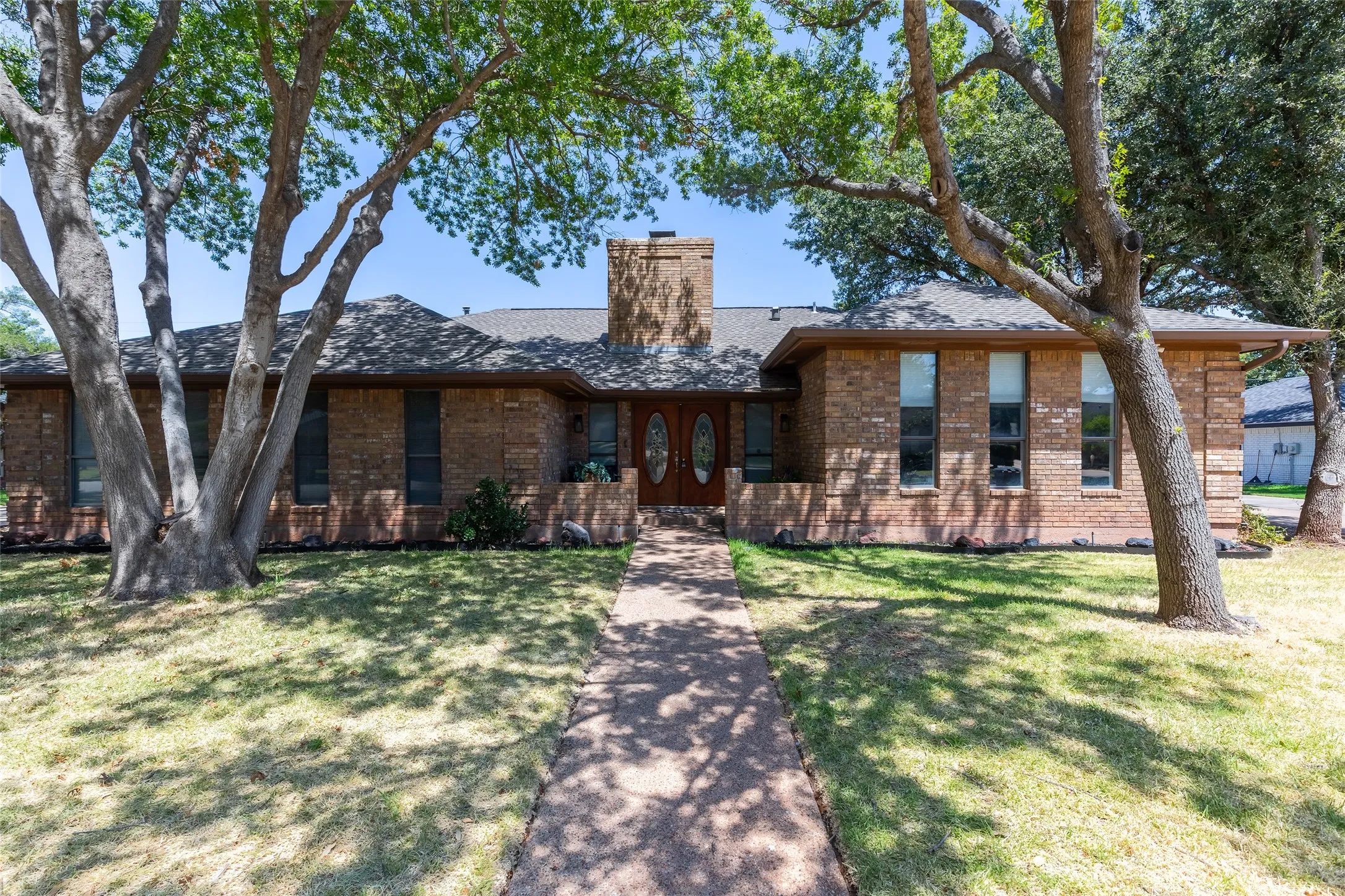 Single Family Residence For Sale in Taylor County , 46 Augusta Drive, Abilene, Texas 79606, 3 Bedroom, 3 Bathroom, 2 Garage spaces, 2,440 Sqft, built in 1981, mls#21332594, Real Estate Agent in Abilene, Homes For Sale in Taylor county, Homes For Sale in Abilene, Realtor in Abilene Texas, Real Estate Brokerage Independent Realty Texas, Luminita Cordes Realtor