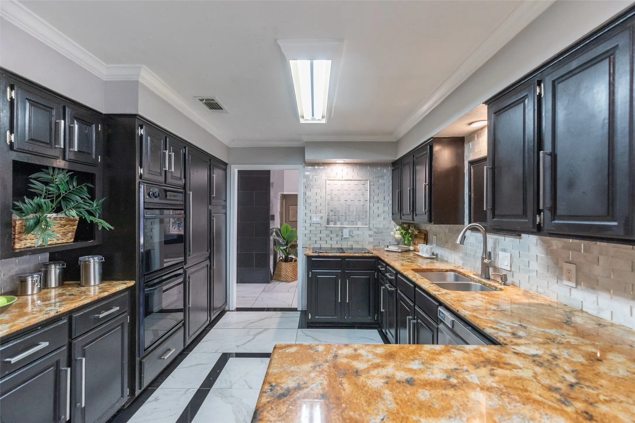 Single Family Residence For Sale in Taylor County , 46 Augusta Drive, Abilene, Texas 79606, 3 Bedroom, 3 Bathroom, 2 Garage spaces, 2,440 Sqft, built in 1981, mls#21332594, Real Estate Agent in Abilene, Homes For Sale in Taylor county, Homes For Sale in Abilene, Realtor in Abilene Texas, Real Estate Brokerage Independent Realty Texas, Luminita Cordes Realtor