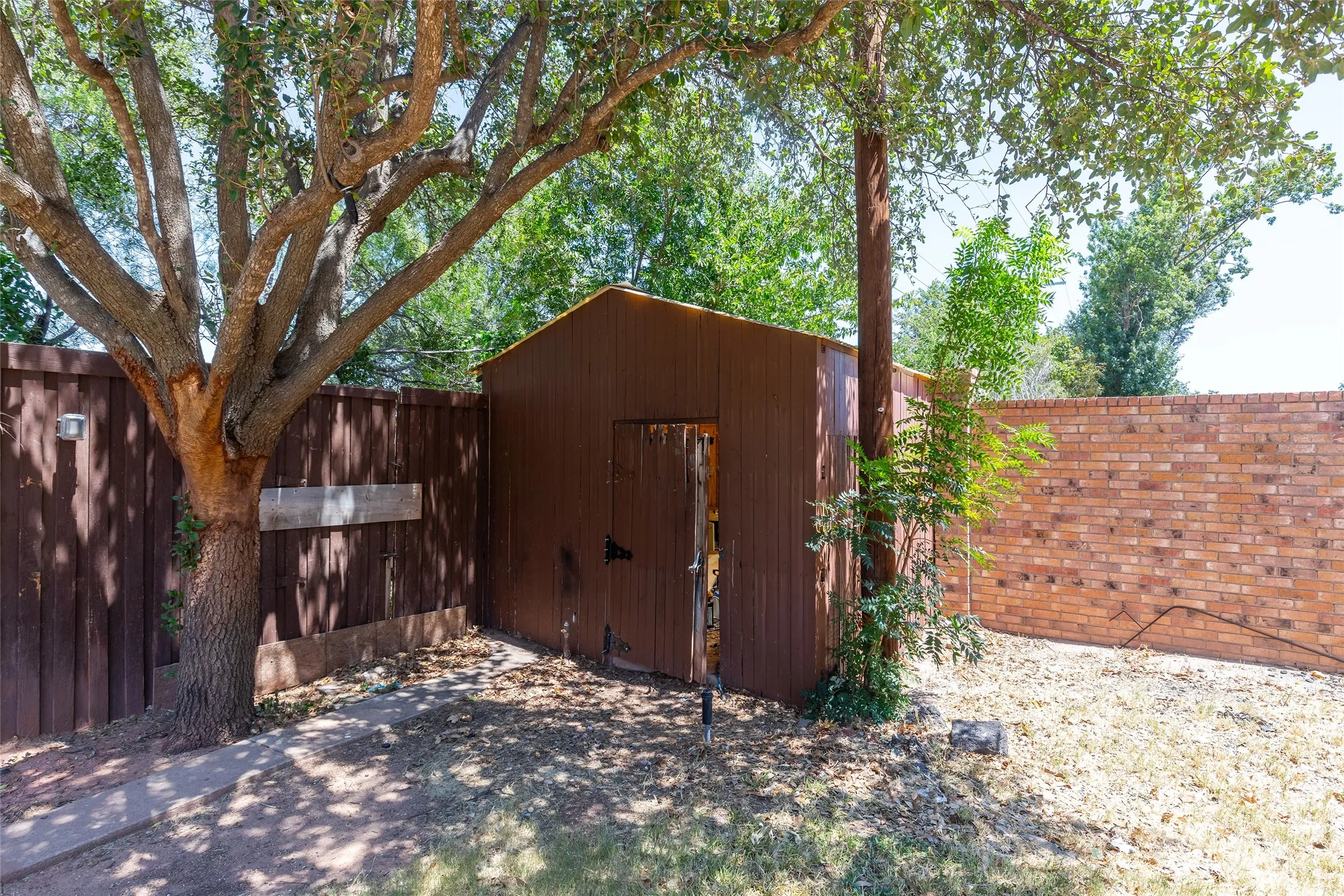 Single Family Residence For Sale in Taylor County , 46 Augusta Drive, Abilene, Texas 79606, 3 Bedroom, 3 Bathroom, 2 Garage spaces, 2,440 Sqft, built in 1981, mls#21332594, Real Estate Agent in Abilene, Homes For Sale in Taylor county, Homes For Sale in Abilene, Realtor in Abilene Texas, Real Estate Brokerage Independent Realty Texas, Luminita Cordes Realtor