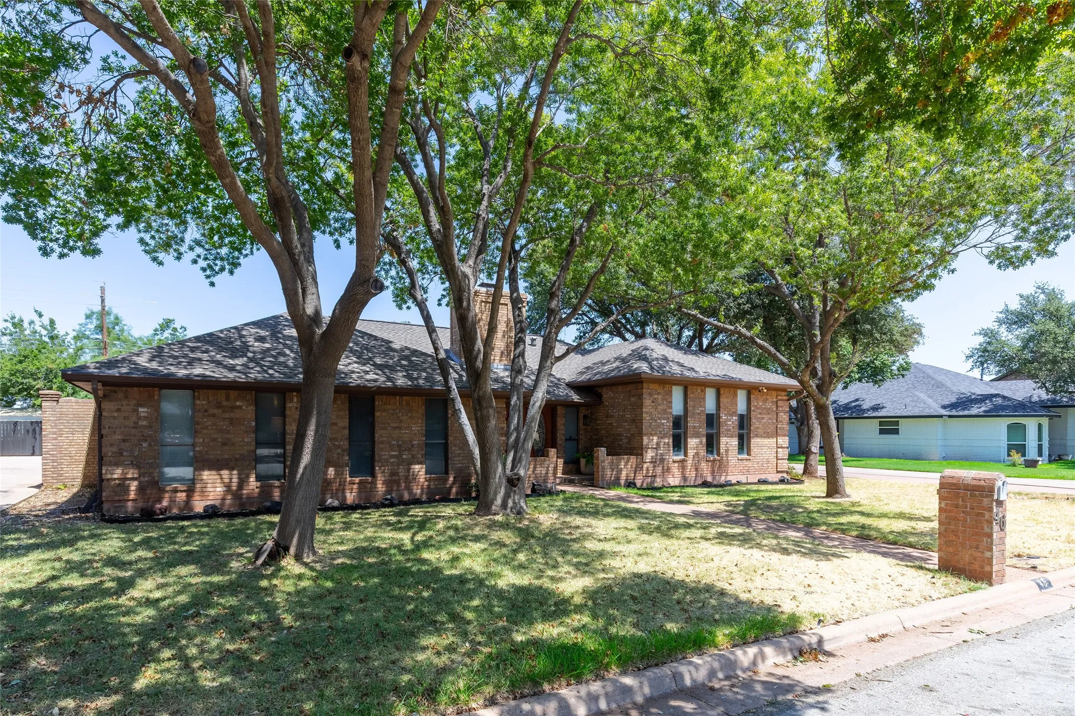 Single Family Residence For Sale in Taylor County , 46 Augusta Drive, Abilene, Texas 79606, 3 Bedroom, 3 Bathroom, 2 Garage spaces, 2,440 Sqft, built in 1981, mls#21332594, Real Estate Agent in Abilene, Homes For Sale in Taylor county, Homes For Sale in Abilene, Realtor in Abilene Texas, Real Estate Brokerage Independent Realty Texas, Luminita Cordes Realtor