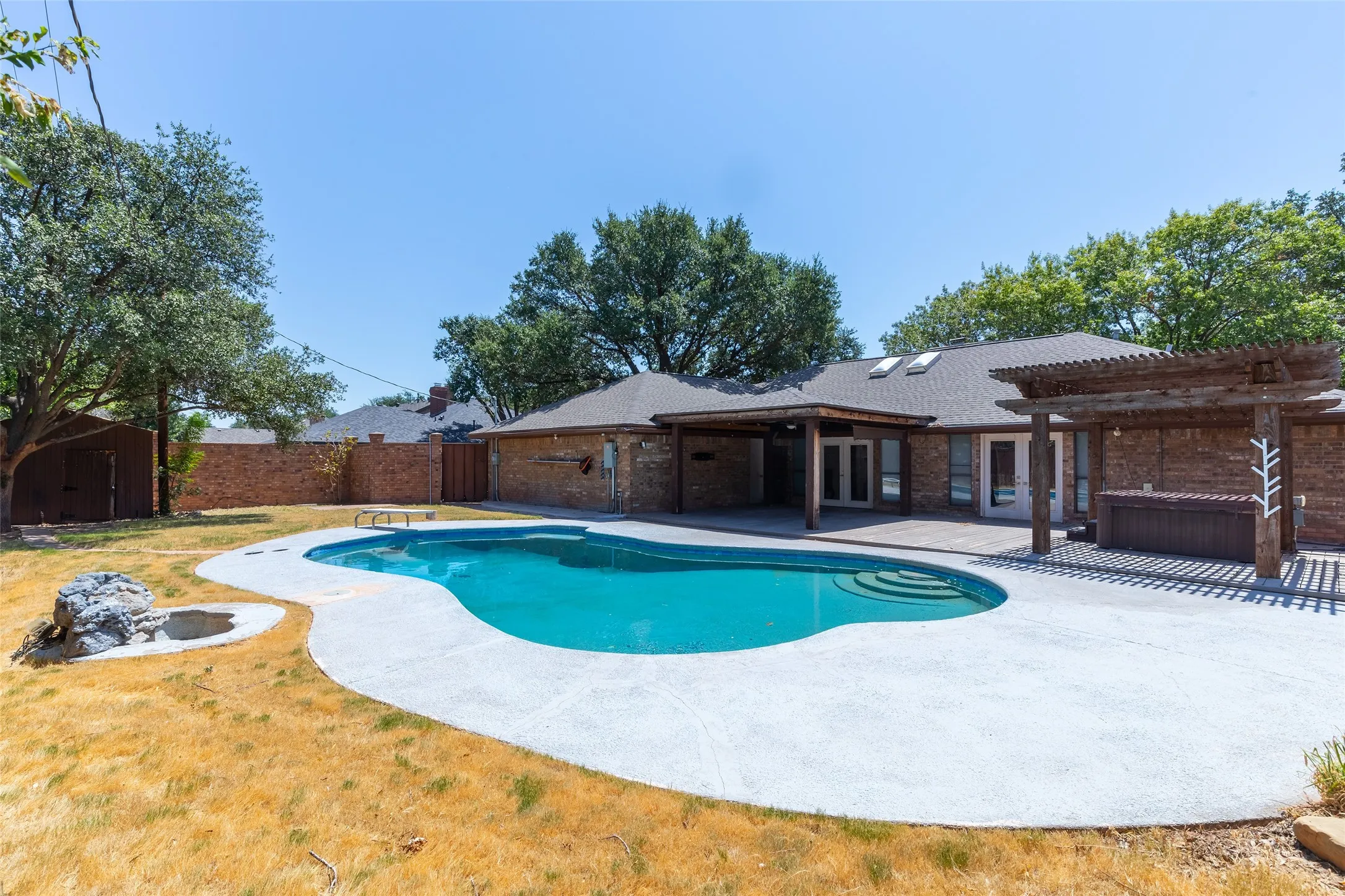 Single Family Residence For Sale in Taylor County , 46 Augusta Drive, Abilene, Texas 79606, 3 Bedroom, 3 Bathroom, 2 Garage spaces, 2,440 Sqft, built in 1981, mls#21332594, Real Estate Agent in Abilene, Homes For Sale in Taylor county, Homes For Sale in Abilene, Realtor in Abilene Texas, Real Estate Brokerage Independent Realty Texas, Luminita Cordes Realtor
