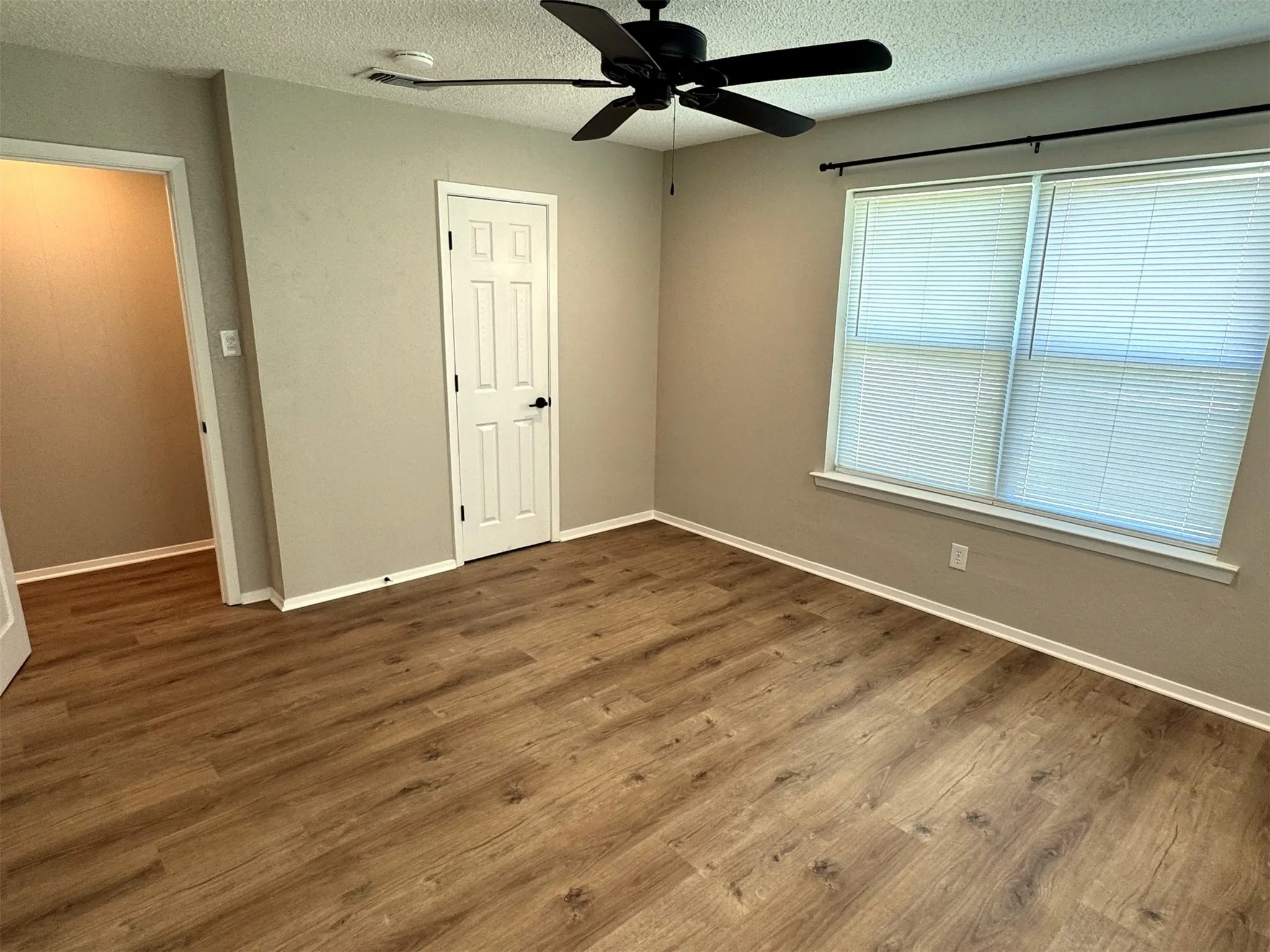 Single Family Residence For Rent in Denton County , 321 E Lake Street, Krum, Texas 76249, 3 Bedroom, 2 Bathroom, 2 Garage spaces, 1,487 Sqft, built in 1967, Price $1,850, mls#21331149, Real Estate Agent in Krum, Homes For Rent in Denton county, Homes For Rent in Krum, Realtor in Krum Texas, Real Estate Brokerage Independent Realty Texas, Luminita Cordes Realtor