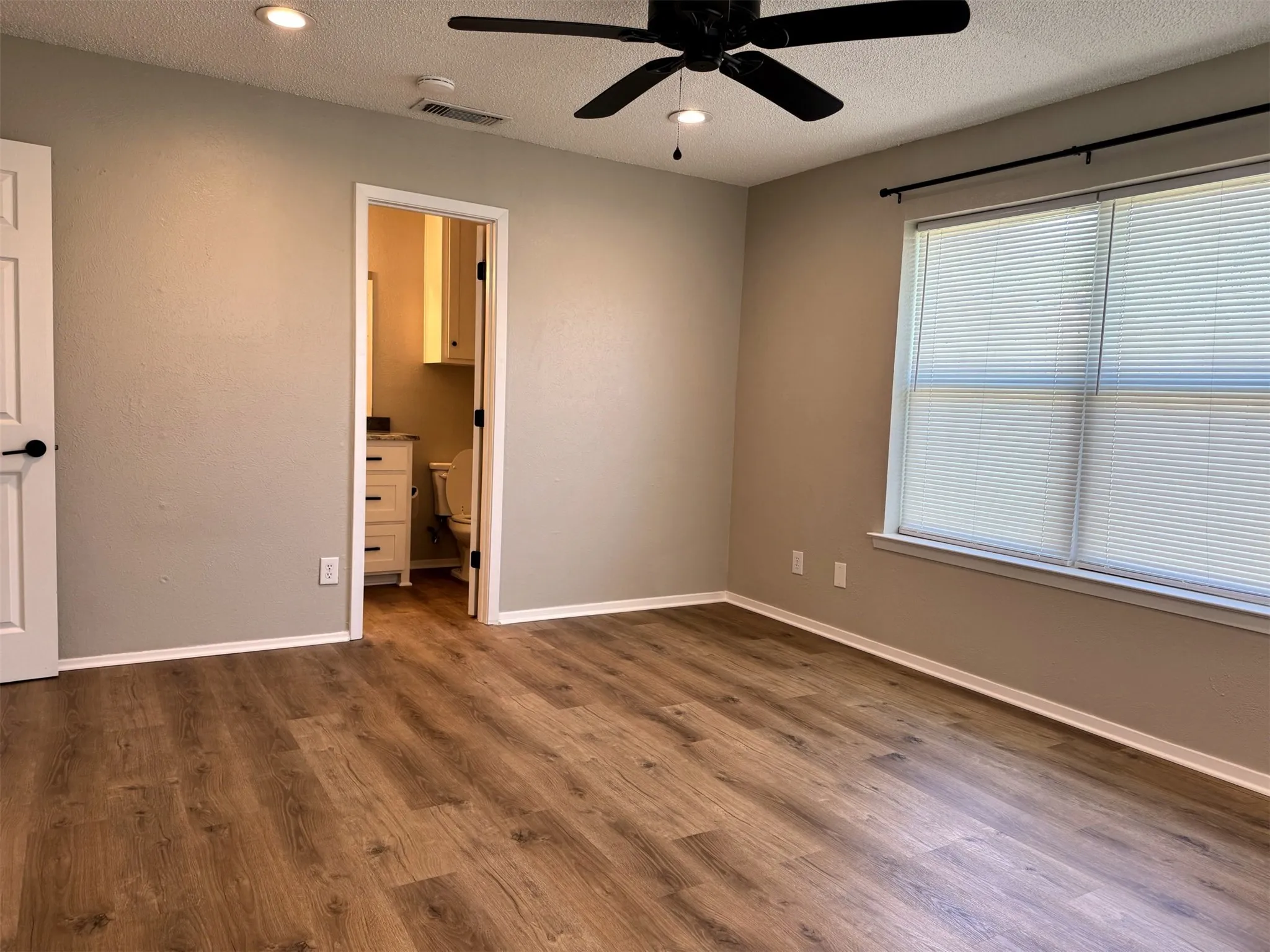 Single Family Residence For Rent in Denton County , 321 E Lake Street, Krum, Texas 76249, 3 Bedroom, 2 Bathroom, 2 Garage spaces, 1,487 Sqft, built in 1967, Price $1,850, mls#21331149, Real Estate Agent in Krum, Homes For Rent in Denton county, Homes For Rent in Krum, Realtor in Krum Texas, Real Estate Brokerage Independent Realty Texas, Luminita Cordes Realtor