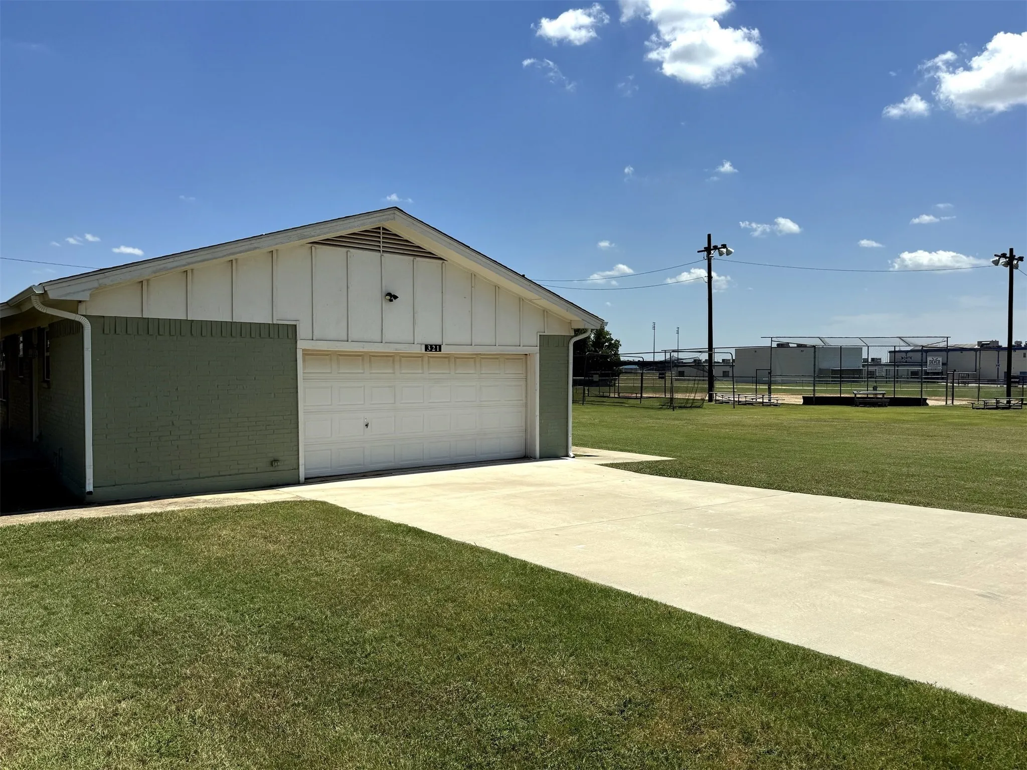 Single Family Residence For Rent in Denton County , 321 E Lake Street, Krum, Texas 76249, 3 Bedroom, 2 Bathroom, 2 Garage spaces, 1,487 Sqft, built in 1967, Price $1,850, mls#21331149, Real Estate Agent in Krum, Homes For Rent in Denton county, Homes For Rent in Krum, Realtor in Krum Texas, Real Estate Brokerage Independent Realty Texas, Luminita Cordes Realtor