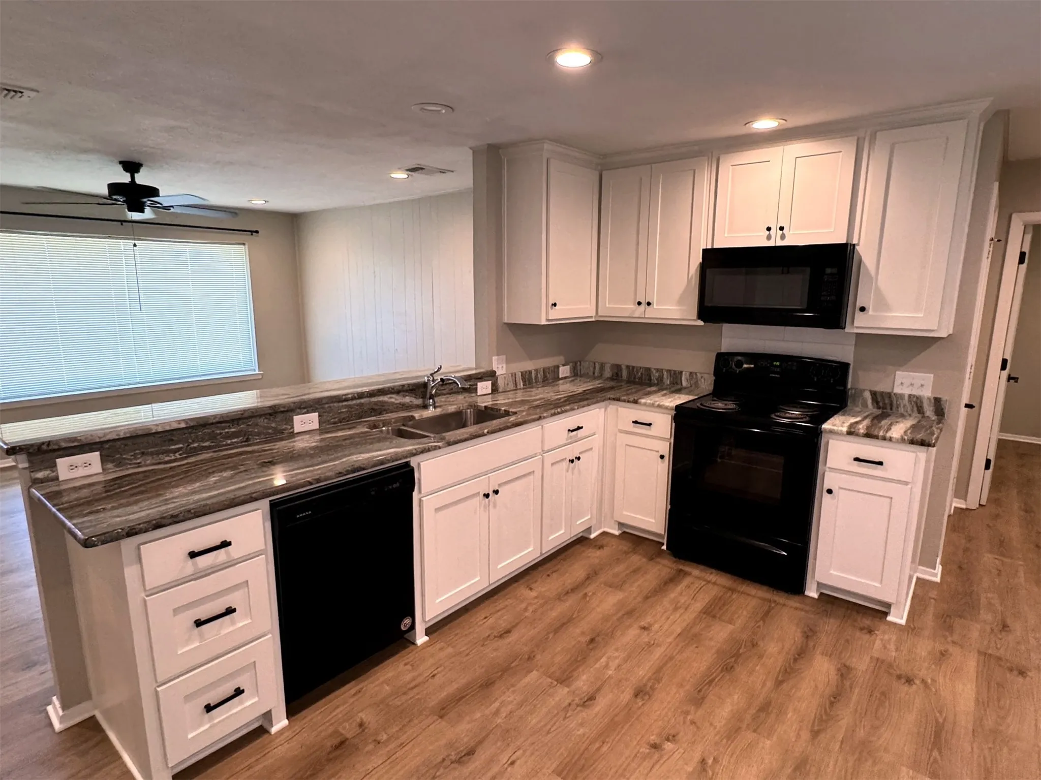 Single Family Residence For Rent in Denton County , 321 E Lake Street, Krum, Texas 76249, 3 Bedroom, 2 Bathroom, 2 Garage spaces, 1,487 Sqft, built in 1967, Price $1,850, mls#21331149, Real Estate Agent in Krum, Homes For Rent in Denton county, Homes For Rent in Krum, Realtor in Krum Texas, Real Estate Brokerage Independent Realty Texas, Luminita Cordes Realtor