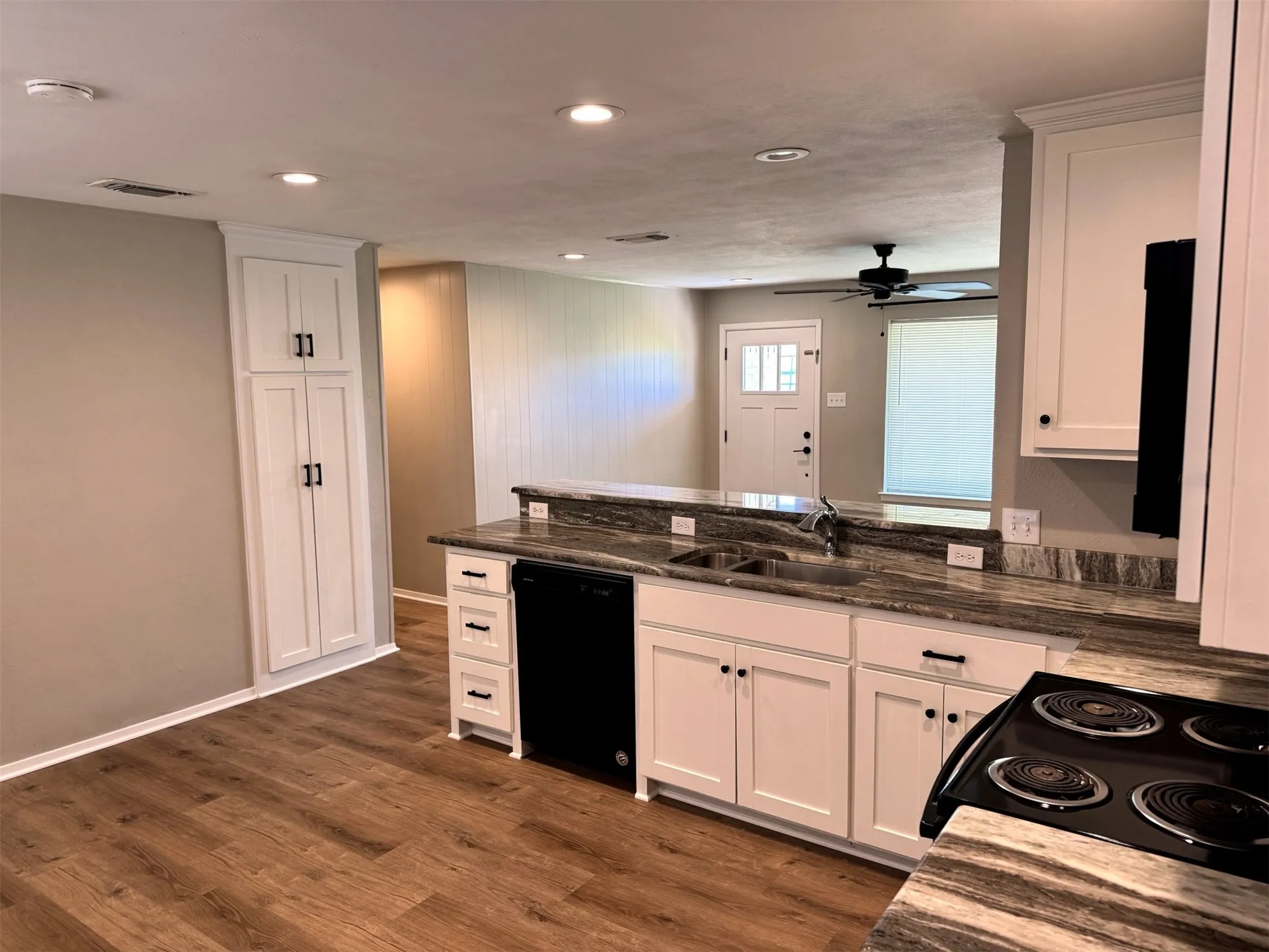 Single Family Residence For Rent in Denton County , 321 E Lake Street, Krum, Texas 76249, 3 Bedroom, 2 Bathroom, 2 Garage spaces, 1,487 Sqft, built in 1967, Price $1,850, mls#21331149, Real Estate Agent in Krum, Homes For Rent in Denton county, Homes For Rent in Krum, Realtor in Krum Texas, Real Estate Brokerage Independent Realty Texas, Luminita Cordes Realtor