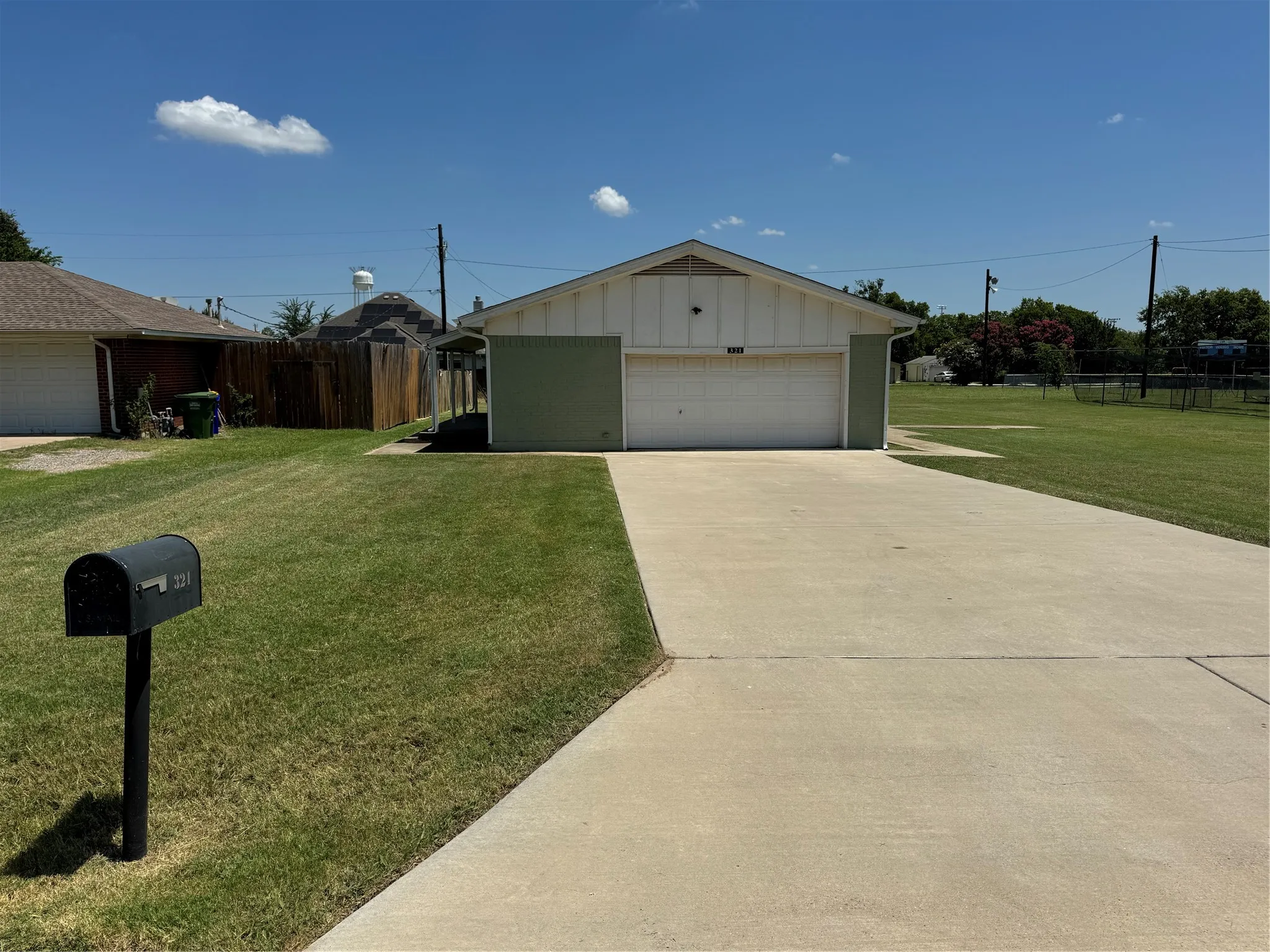 Single Family Residence For Rent in Denton County , 321 E Lake Street, Krum, Texas 76249, 3 Bedroom, 2 Bathroom, 2 Garage spaces, 1,487 Sqft, built in 1967, Price $1,850, mls#21331149, Real Estate Agent in Krum, Homes For Rent in Denton county, Homes For Rent in Krum, Realtor in Krum Texas, Real Estate Brokerage Independent Realty Texas, Luminita Cordes Realtor