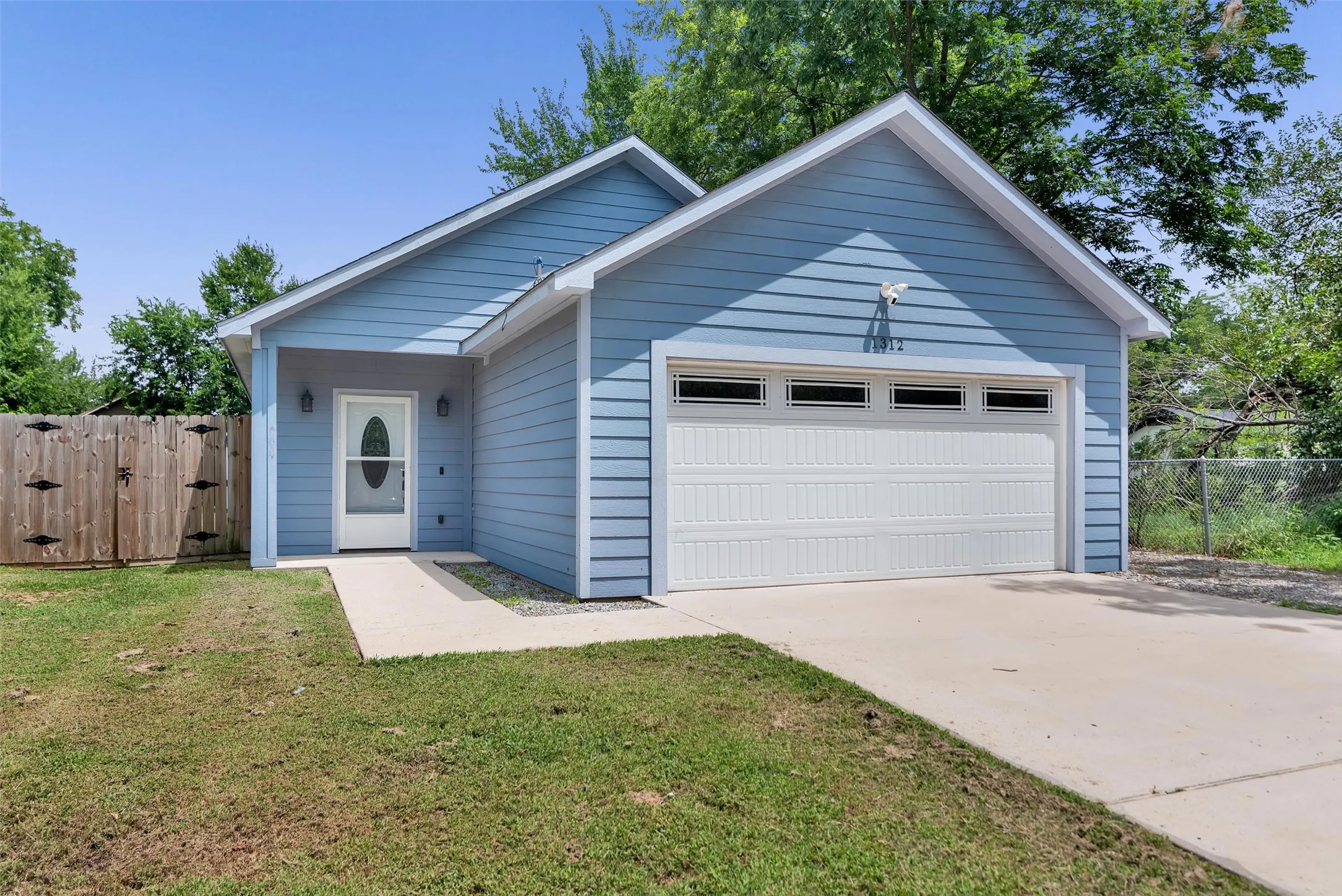 Single Family Residence For Sale in Fannin County , 1312 Elm Street, Bonham, Texas 75418, 3 Bedroom, 2 Bathroom, 2 Garage spaces, 1,517 Sqft, built in 2020, mls#21329127, Real Estate Agent in Bonham, Homes For Sale in Fannin county, Homes For Sale in Bonham, Realtor in Bonham Texas, Real Estate Brokerage Independent Realty Texas, Luminita Cordes Realtor