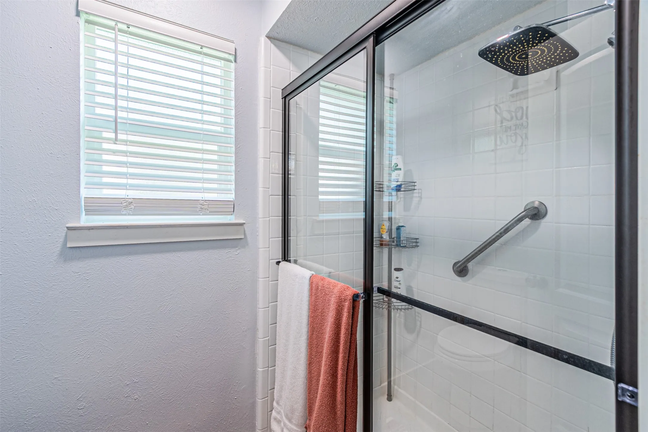 Single Family Residence For Rent in Tarrant County , 2608 Nelwin Place, Arlington, Texas 76016, 3 Bedroom, 2 Bathroom, 2 Garage spaces, 1,488 Sqft, built in 1975, mls#21333649, Real Estate Agent in Arlington, Homes For Rent in Tarrant county, Homes For Rent in Arlington, Realtor in Arlington Texas, Real Estate Brokerage Independent Realty Texas, Luminita Cordes Realtor