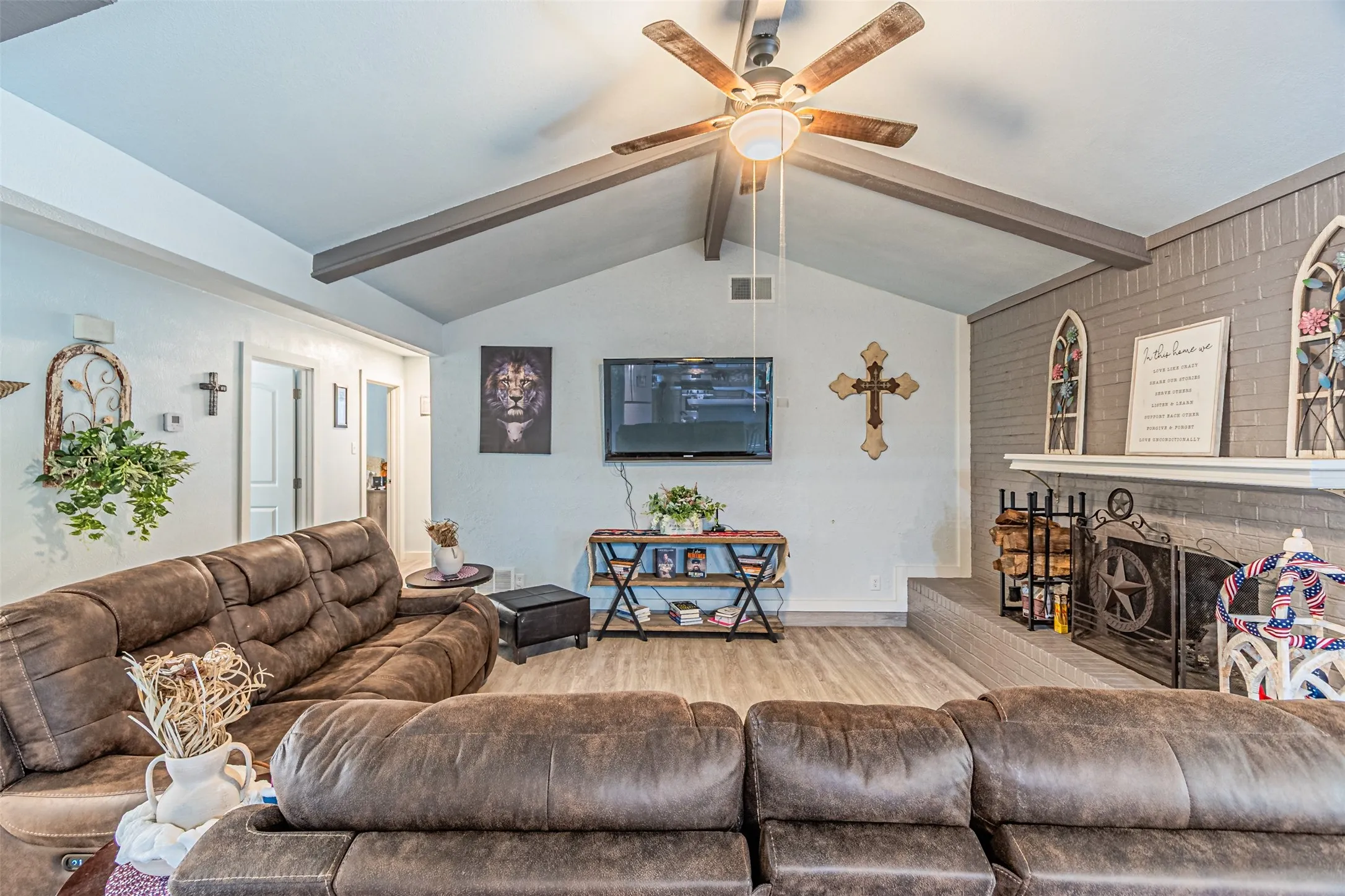 Single Family Residence For Rent in Tarrant County , 2608 Nelwin Place, Arlington, Texas 76016, 3 Bedroom, 2 Bathroom, 2 Garage spaces, 1,488 Sqft, built in 1975, mls#21333649, Real Estate Agent in Arlington, Homes For Rent in Tarrant county, Homes For Rent in Arlington, Realtor in Arlington Texas, Real Estate Brokerage Independent Realty Texas, Luminita Cordes Realtor