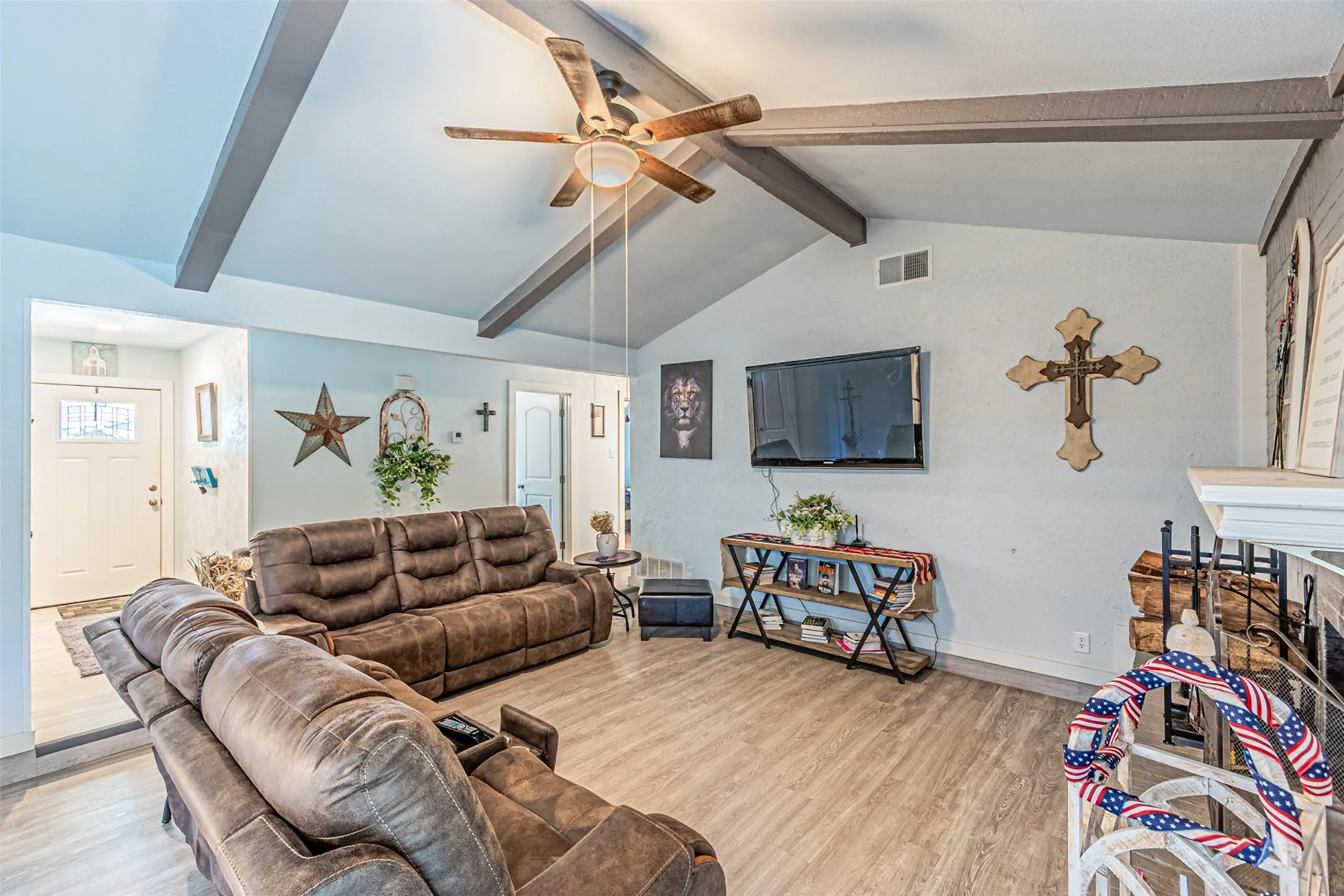 Single Family Residence For Rent in Tarrant County , 2608 Nelwin Place, Arlington, Texas 76016, 3 Bedroom, 2 Bathroom, 2 Garage spaces, 1,488 Sqft, built in 1975, mls#21333649, Real Estate Agent in Arlington, Homes For Rent in Tarrant county, Homes For Rent in Arlington, Realtor in Arlington Texas, Real Estate Brokerage Independent Realty Texas, Luminita Cordes Realtor
