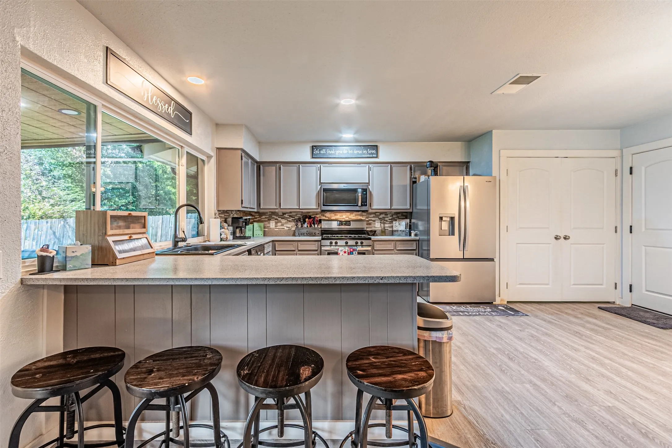 Single Family Residence For Rent in Tarrant County , 2608 Nelwin Place, Arlington, Texas 76016, 3 Bedroom, 2 Bathroom, 2 Garage spaces, 1,488 Sqft, built in 1975, mls#21333649, Real Estate Agent in Arlington, Homes For Rent in Tarrant county, Homes For Rent in Arlington, Realtor in Arlington Texas, Real Estate Brokerage Independent Realty Texas, Luminita Cordes Realtor