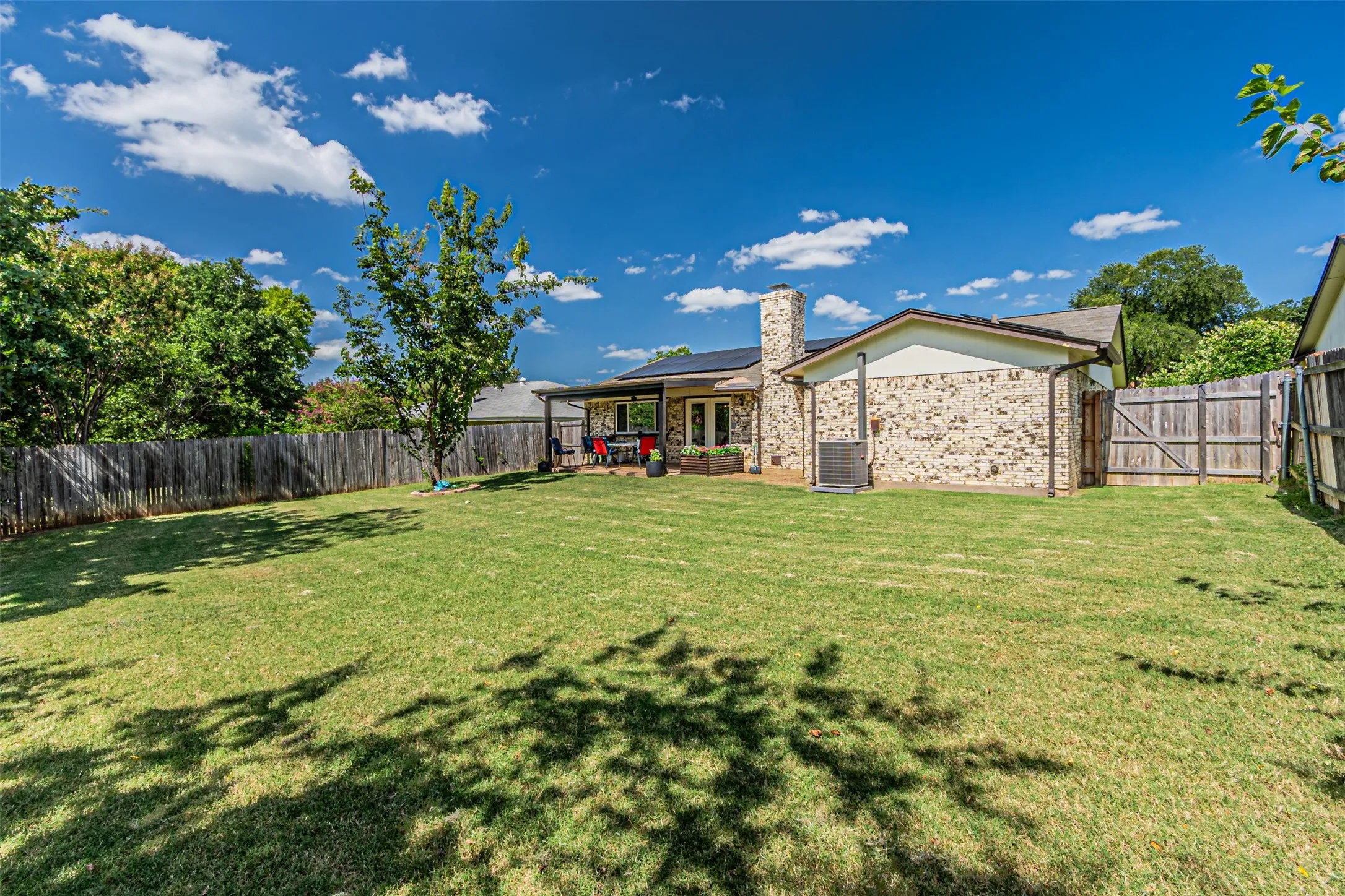 Single Family Residence For Rent in Tarrant County , 2608 Nelwin Place, Arlington, Texas 76016, 3 Bedroom, 2 Bathroom, 2 Garage spaces, 1,488 Sqft, built in 1975, mls#21333649, Real Estate Agent in Arlington, Homes For Rent in Tarrant county, Homes For Rent in Arlington, Realtor in Arlington Texas, Real Estate Brokerage Independent Realty Texas, Luminita Cordes Realtor