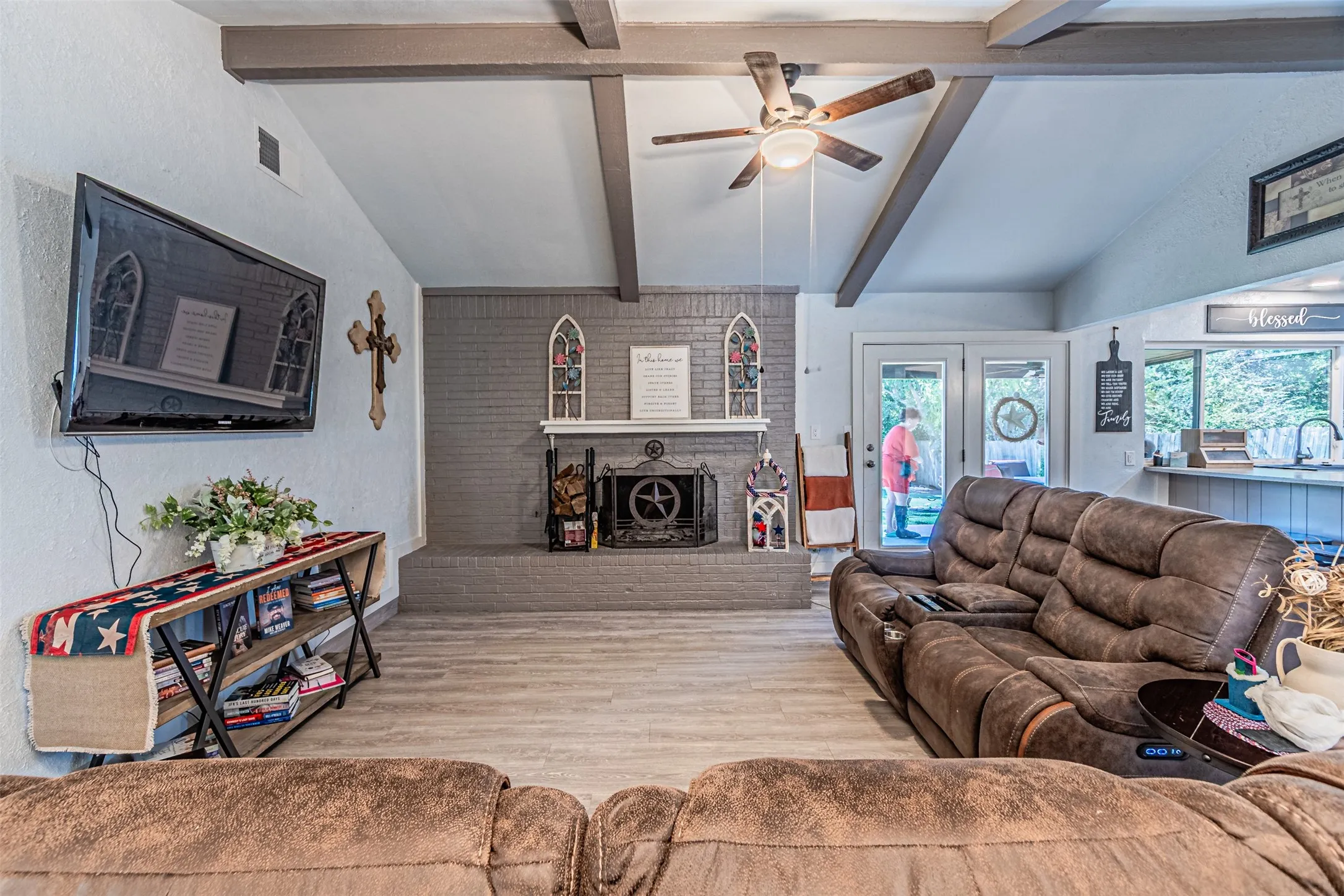 Single Family Residence For Rent in Tarrant County , 2608 Nelwin Place, Arlington, Texas 76016, 3 Bedroom, 2 Bathroom, 2 Garage spaces, 1,488 Sqft, built in 1975, mls#21333649, Real Estate Agent in Arlington, Homes For Rent in Tarrant county, Homes For Rent in Arlington, Realtor in Arlington Texas, Real Estate Brokerage Independent Realty Texas, Luminita Cordes Realtor