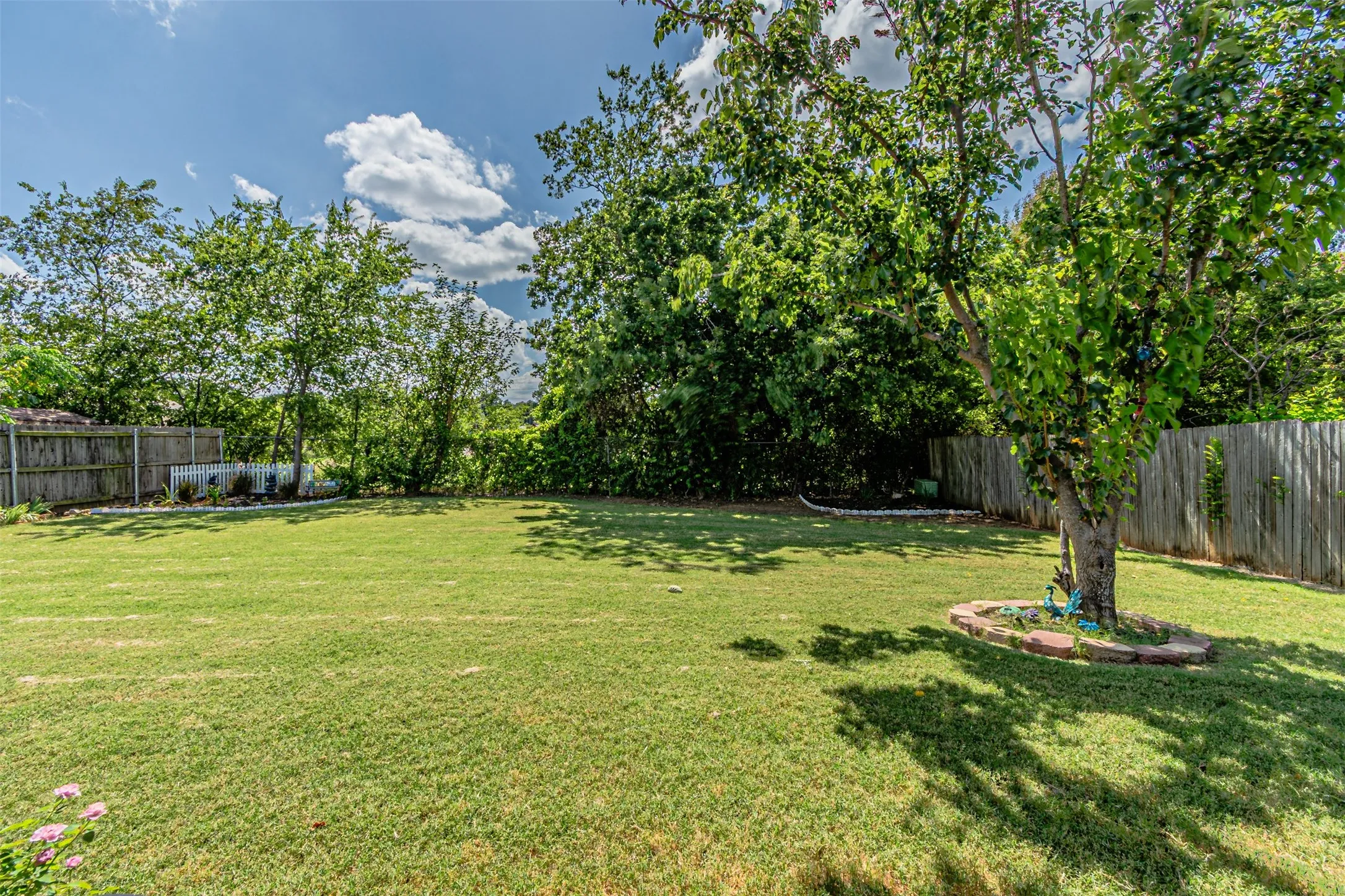 Single Family Residence For Rent in Tarrant County , 2608 Nelwin Place, Arlington, Texas 76016, 3 Bedroom, 2 Bathroom, 2 Garage spaces, 1,488 Sqft, built in 1975, mls#21333649, Real Estate Agent in Arlington, Homes For Rent in Tarrant county, Homes For Rent in Arlington, Realtor in Arlington Texas, Real Estate Brokerage Independent Realty Texas, Luminita Cordes Realtor