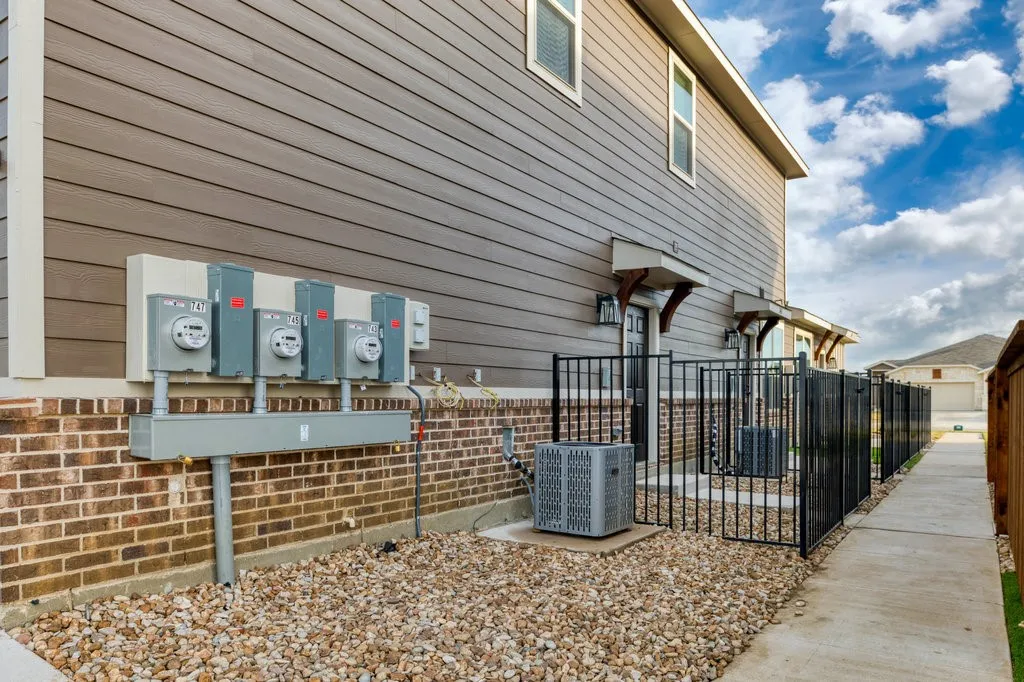 Apartment For Rent in Ellis County , 743 Harvest Moon Drive, Venus, Texas 76084, 2 Bedroom, 2 Bathroom, 1 Garage spaces, 1,134 Sqft, built in 2021, mls#21333693, Real Estate Agent in Venus, Homes For Rent in Ellis county, Homes For Rent in Venus, Realtor in Venus Texas, Real Estate Brokerage Independent Realty Texas, Luminita Cordes Realtor