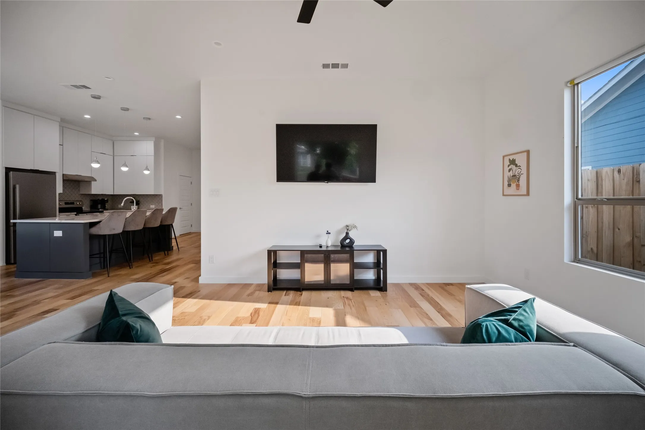 Single Family Residence For Sale in Dallas County , 1350 Strickland Street, Dallas, Texas 75216, 3 Bedrooms, 2 Bathrooms, Garage spaces, 1,568 Sqft, built in 1925, Price $305,000, mls#21333699, Real Estate Agent in Dallas, Homes For Sale in Dallas county, Homes For Sale in Dallas, Realtor in Dallas Texas, Real Estate Brokerage Independent Realty Texas, Luminita Cordes Realtor