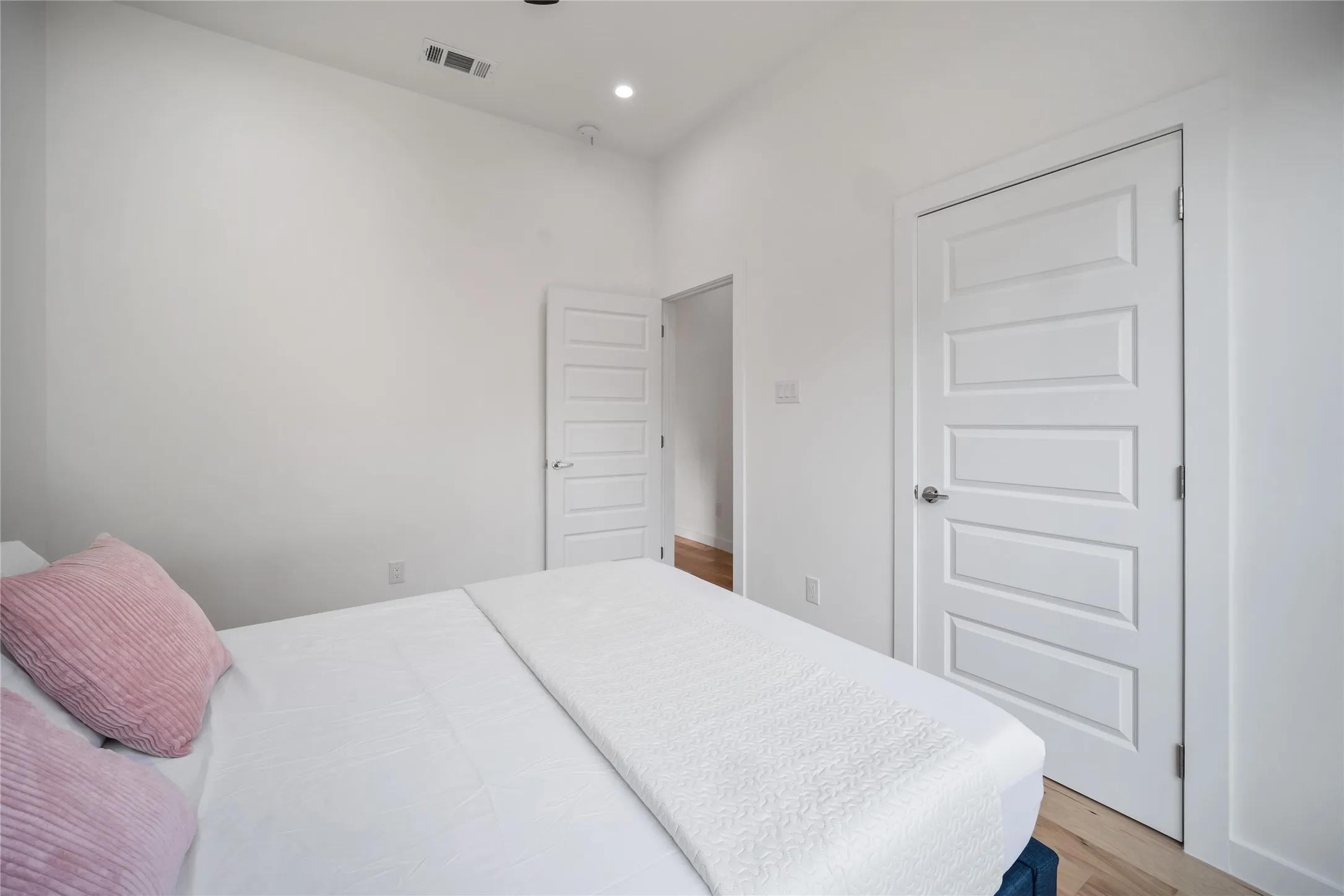 Single Family Residence For Sale in Dallas County , 1350 Strickland Street, Dallas, Texas 75216, 3 Bedrooms, 2 Bathrooms, Garage spaces, 1,568 Sqft, built in 1925, Price $305,000, mls#21333699, Real Estate Agent in Dallas, Homes For Sale in Dallas county, Homes For Sale in Dallas, Realtor in Dallas Texas, Real Estate Brokerage Independent Realty Texas, Luminita Cordes Realtor