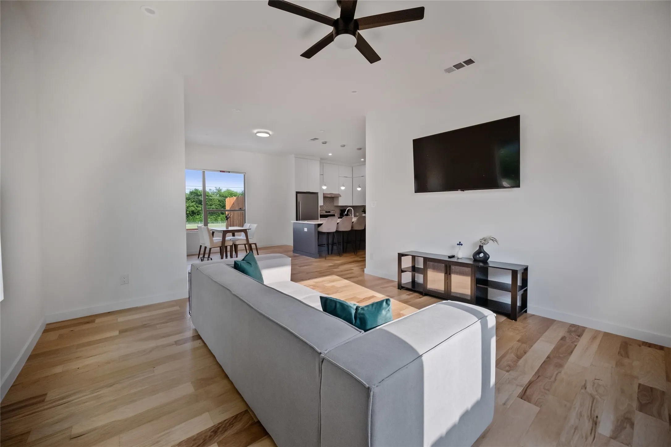 Single Family Residence For Sale in Dallas County , 1350 Strickland Street, Dallas, Texas 75216, 3 Bedrooms, 2 Bathrooms, Garage spaces, 1,568 Sqft, built in 1925, Price $305,000, mls#21333699, Real Estate Agent in Dallas, Homes For Sale in Dallas county, Homes For Sale in Dallas, Realtor in Dallas Texas, Real Estate Brokerage Independent Realty Texas, Luminita Cordes Realtor