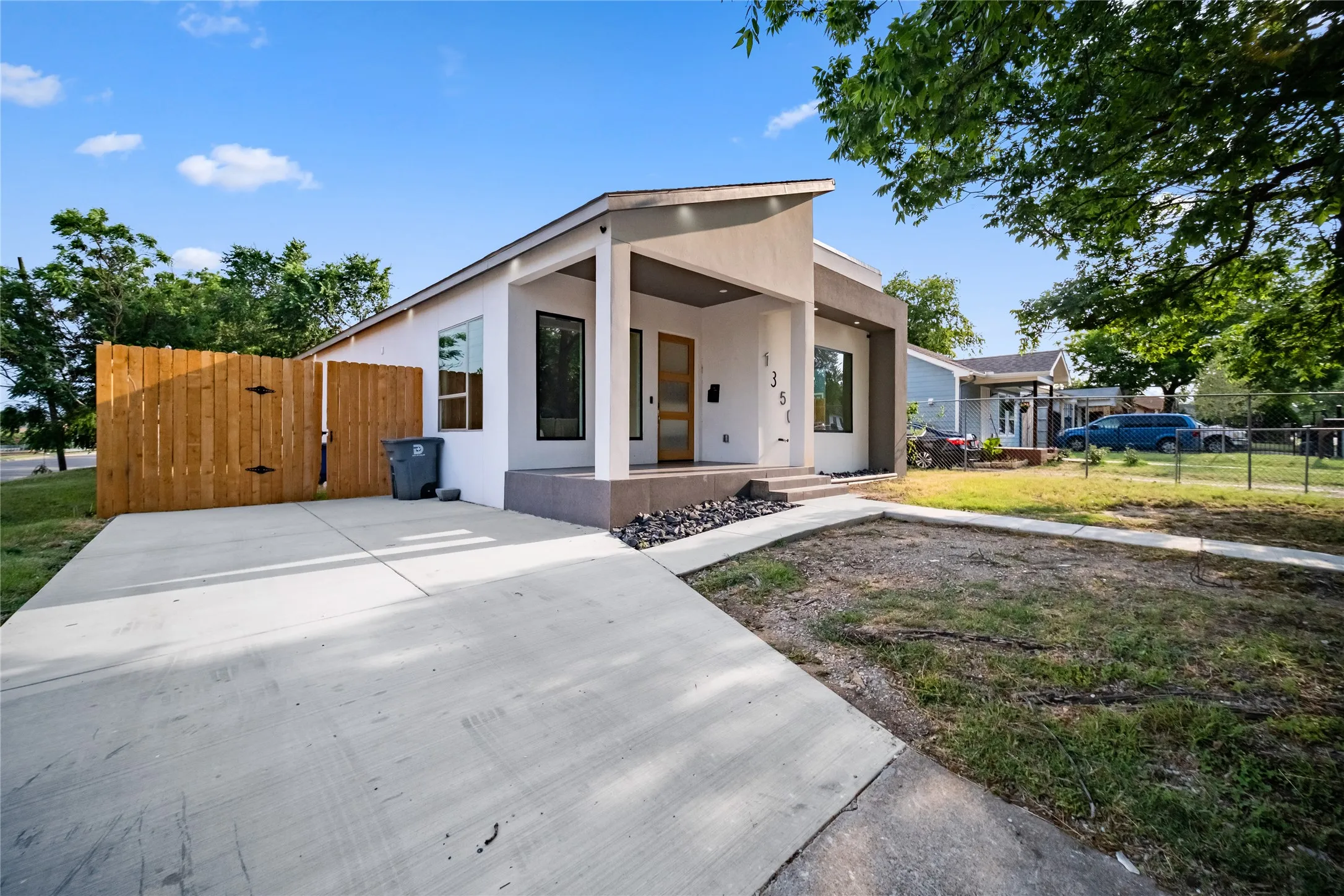 Single Family Residence For Sale in Dallas County , 1350 Strickland Street, Dallas, Texas 75216, 3 Bedrooms, 2 Bathrooms, Garage spaces, 1,568 Sqft, built in 1925, Price $305,000, mls#21333699, Real Estate Agent in Dallas, Homes For Sale in Dallas county, Homes For Sale in Dallas, Realtor in Dallas Texas, Real Estate Brokerage Independent Realty Texas, Luminita Cordes Realtor