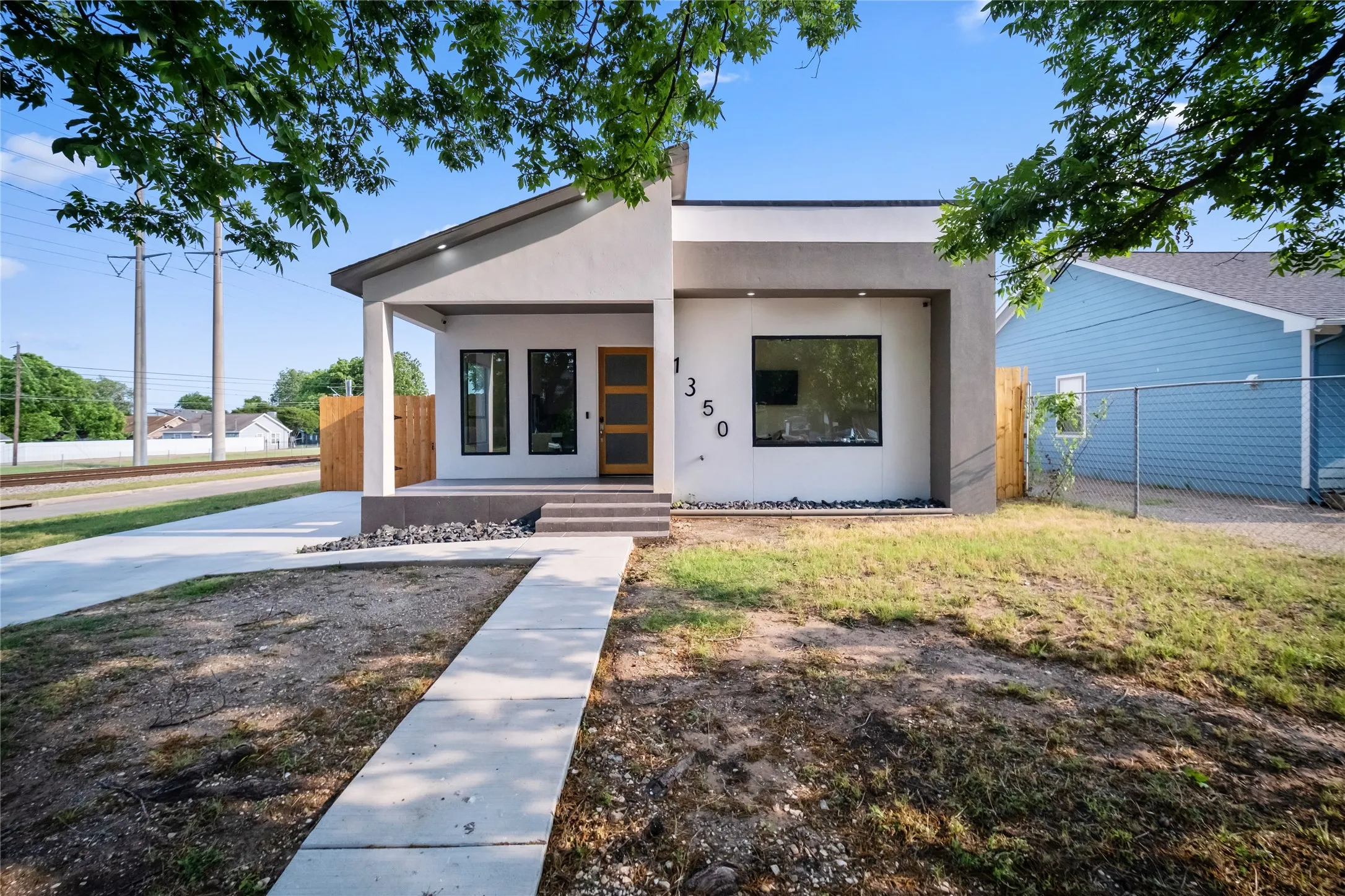 Single Family Residence For Sale in Dallas County , 1350 Strickland Street, Dallas, Texas 75216, 3 Bedrooms, 2 Bathrooms, Garage spaces, 1,568 Sqft, built in 1925, Price $305,000, mls#21333699, Real Estate Agent in Dallas, Homes For Sale in Dallas county, Homes For Sale in Dallas, Realtor in Dallas Texas, Real Estate Brokerage Independent Realty Texas, Luminita Cordes Realtor