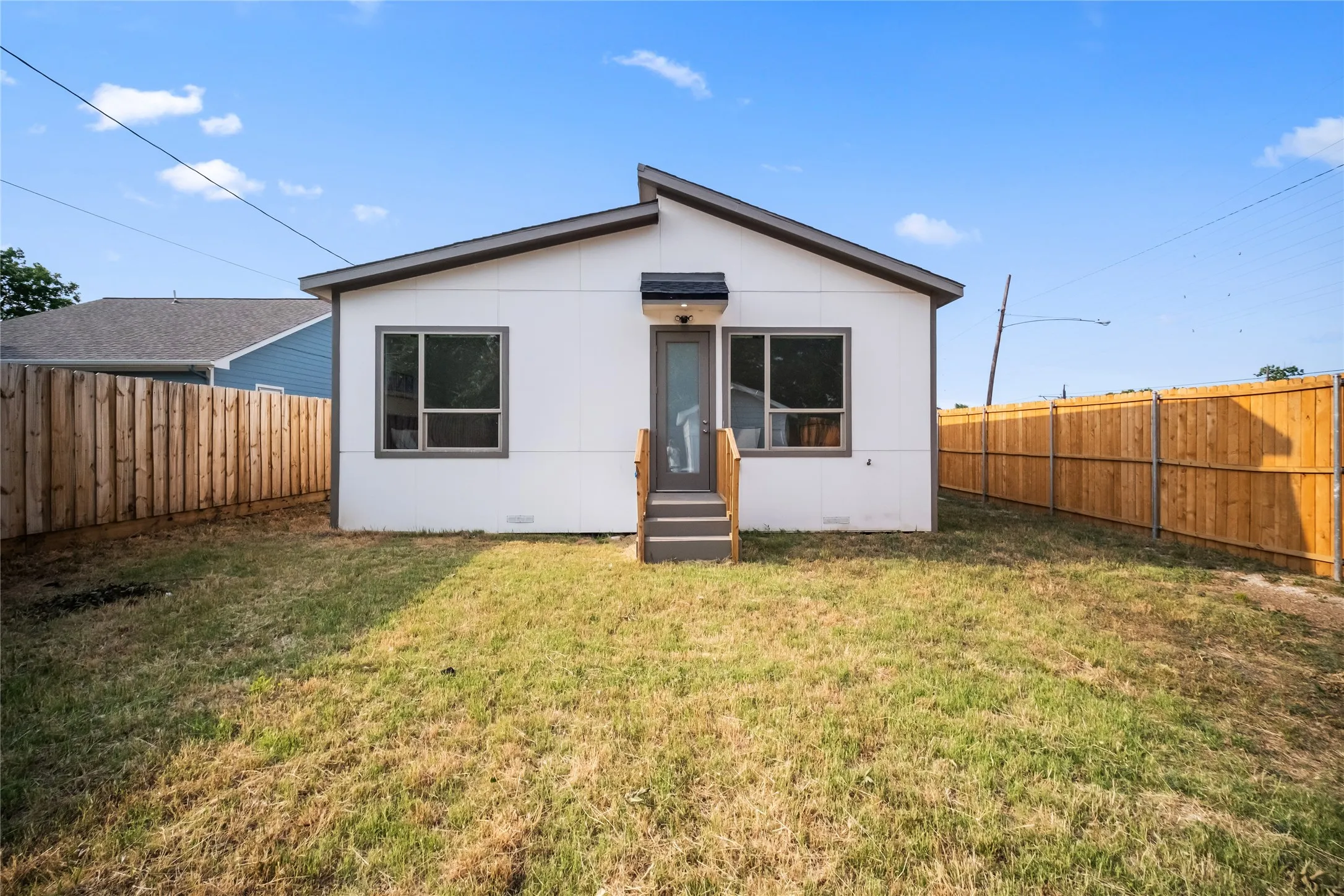 Single Family Residence For Sale in Dallas County , 1350 Strickland Street, Dallas, Texas 75216, 3 Bedrooms, 2 Bathrooms, Garage spaces, 1,568 Sqft, built in 1925, Price $305,000, mls#21333699, Real Estate Agent in Dallas, Homes For Sale in Dallas county, Homes For Sale in Dallas, Realtor in Dallas Texas, Real Estate Brokerage Independent Realty Texas, Luminita Cordes Realtor