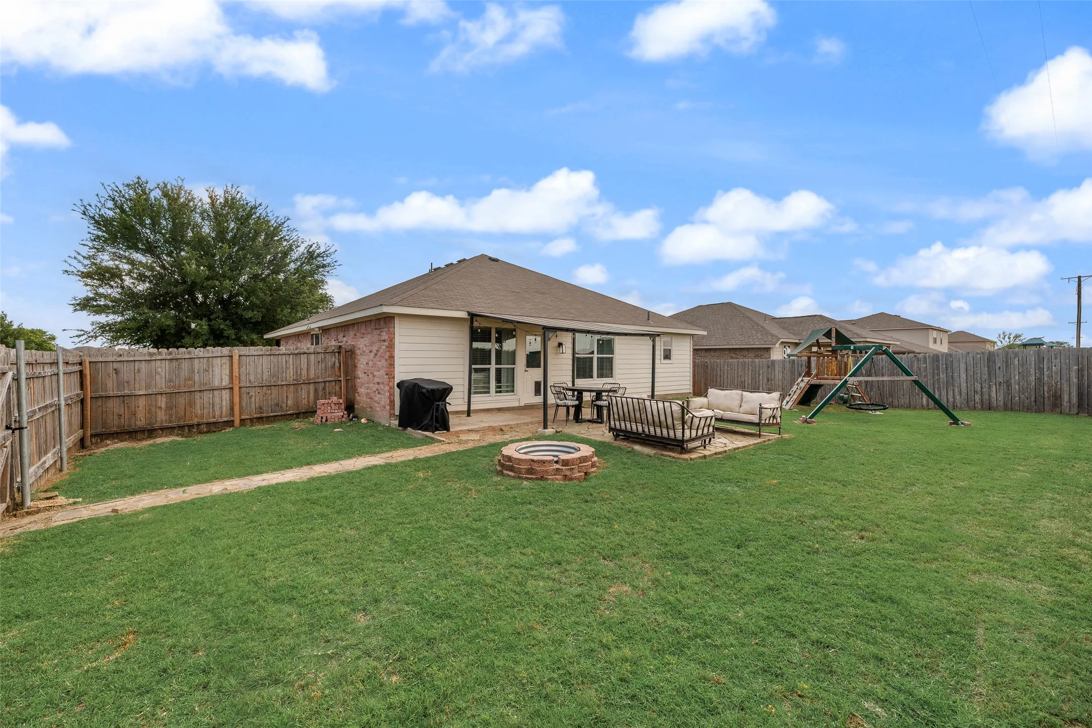 Single Family Residence For Sale in Collin County , 300 Meadow View Lane, Anna, Texas 75409, 3 Bedroom, 2 Bathroom, 2 Garage spaces, 1,479 Sqft, built in 2005, mls#21333701, Real Estate Agent in Anna, Homes For Sale in Collin county, Homes For Sale in Anna, Realtor in Anna Texas, Real Estate Brokerage Independent Realty Texas, Luminita Cordes Realtor