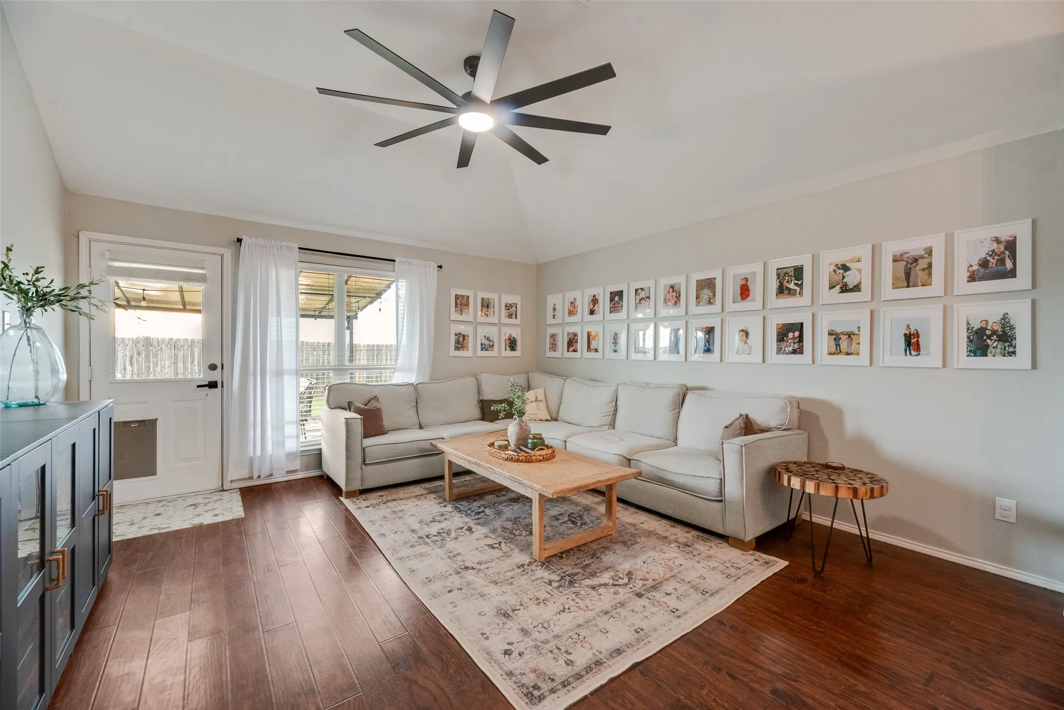 Single Family Residence For Sale in Collin County , 300 Meadow View Lane, Anna, Texas 75409, 3 Bedroom, 2 Bathroom, 2 Garage spaces, 1,479 Sqft, built in 2005, mls#21333701, Real Estate Agent in Anna, Homes For Sale in Collin county, Homes For Sale in Anna, Realtor in Anna Texas, Real Estate Brokerage Independent Realty Texas, Luminita Cordes Realtor