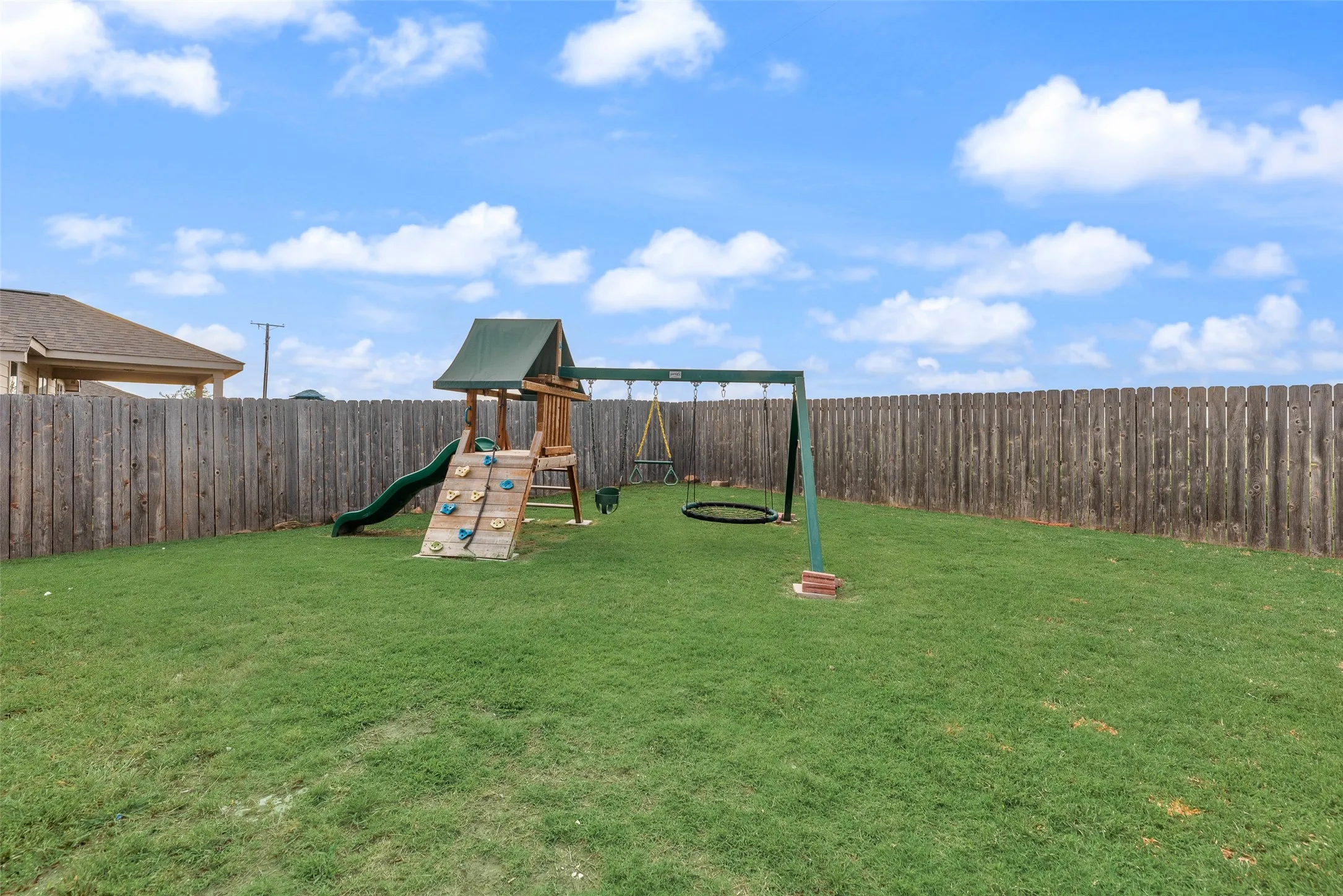 Single Family Residence For Sale in Collin County , 300 Meadow View Lane, Anna, Texas 75409, 3 Bedroom, 2 Bathroom, 2 Garage spaces, 1,479 Sqft, built in 2005, mls#21333701, Real Estate Agent in Anna, Homes For Sale in Collin county, Homes For Sale in Anna, Realtor in Anna Texas, Real Estate Brokerage Independent Realty Texas, Luminita Cordes Realtor