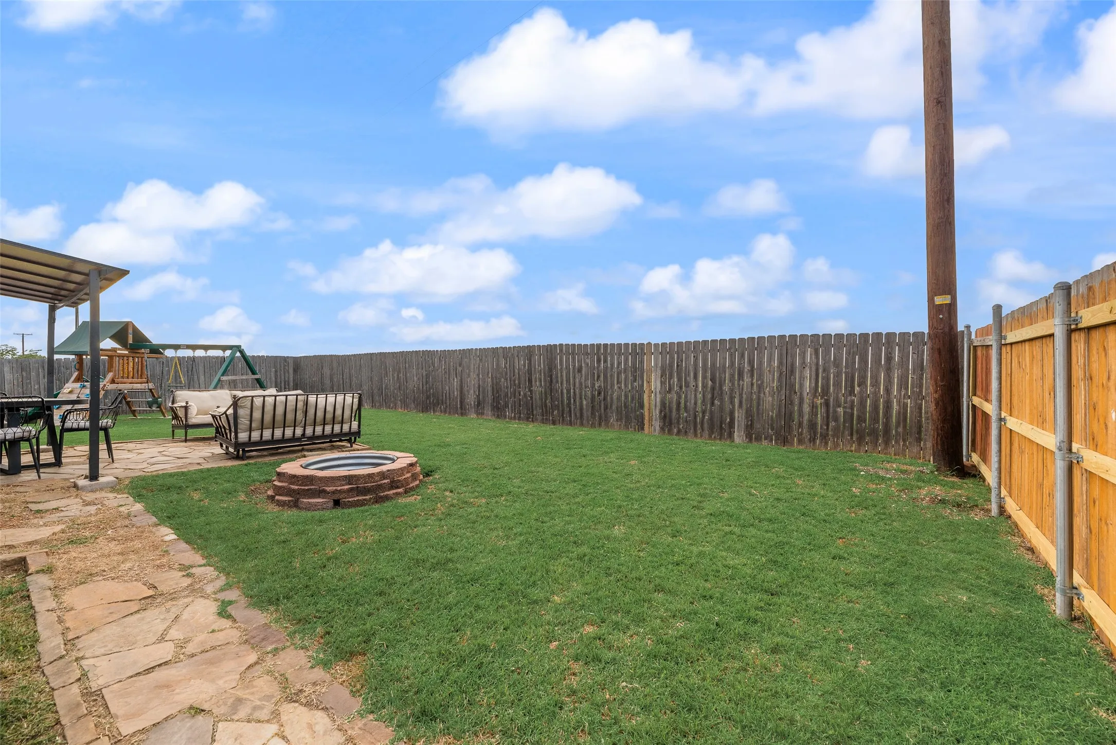 Single Family Residence For Sale in Collin County , 300 Meadow View Lane, Anna, Texas 75409, 3 Bedroom, 2 Bathroom, 2 Garage spaces, 1,479 Sqft, built in 2005, mls#21333701, Real Estate Agent in Anna, Homes For Sale in Collin county, Homes For Sale in Anna, Realtor in Anna Texas, Real Estate Brokerage Independent Realty Texas, Luminita Cordes Realtor