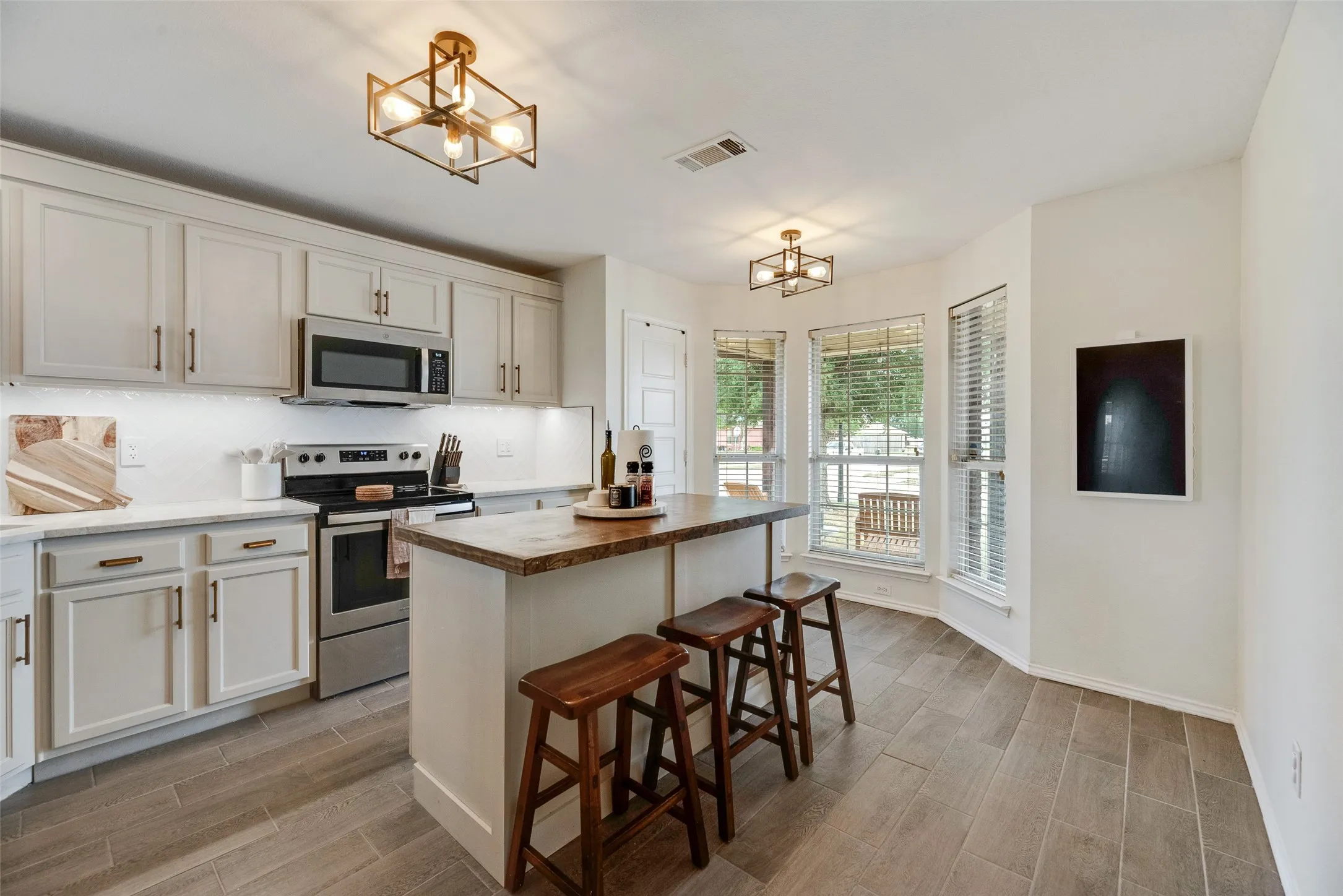 Single Family Residence For Sale in Collin County , 300 Meadow View Lane, Anna, Texas 75409, 3 Bedroom, 2 Bathroom, 2 Garage spaces, 1,479 Sqft, built in 2005, mls#21333701, Real Estate Agent in Anna, Homes For Sale in Collin county, Homes For Sale in Anna, Realtor in Anna Texas, Real Estate Brokerage Independent Realty Texas, Luminita Cordes Realtor