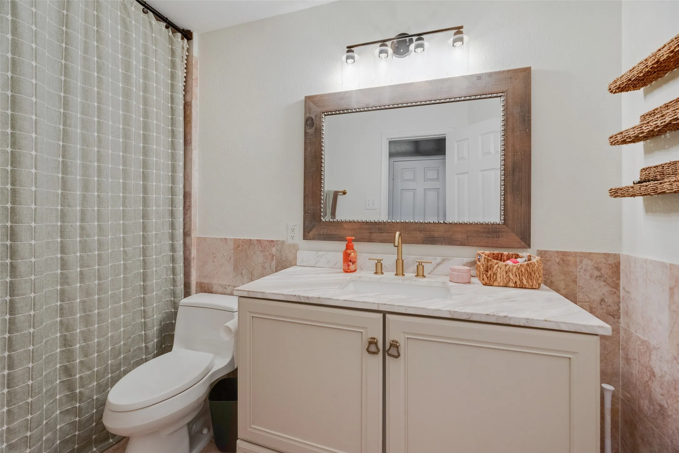 Single Family Residence For Sale in Collin County , 300 Meadow View Lane, Anna, Texas 75409, 3 Bedroom, 2 Bathroom, 2 Garage spaces, 1,479 Sqft, built in 2005, mls#21333701, Real Estate Agent in Anna, Homes For Sale in Collin county, Homes For Sale in Anna, Realtor in Anna Texas, Real Estate Brokerage Independent Realty Texas, Luminita Cordes Realtor