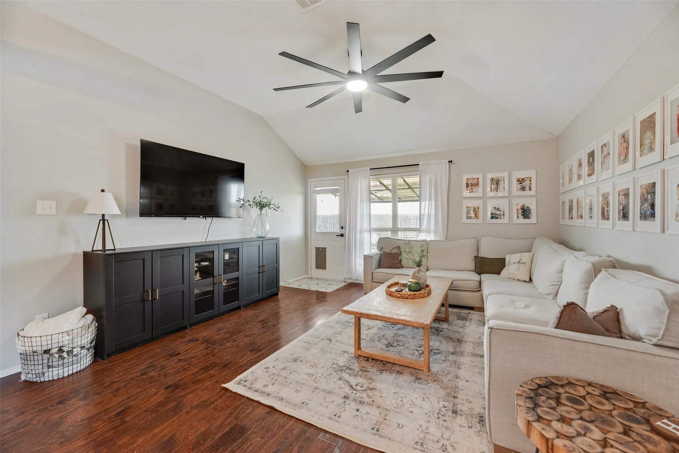 Single Family Residence For Sale in Collin County , 300 Meadow View Lane, Anna, Texas 75409, 3 Bedroom, 2 Bathroom, 2 Garage spaces, 1,479 Sqft, built in 2005, mls#21333701, Real Estate Agent in Anna, Homes For Sale in Collin county, Homes For Sale in Anna, Realtor in Anna Texas, Real Estate Brokerage Independent Realty Texas, Luminita Cordes Realtor