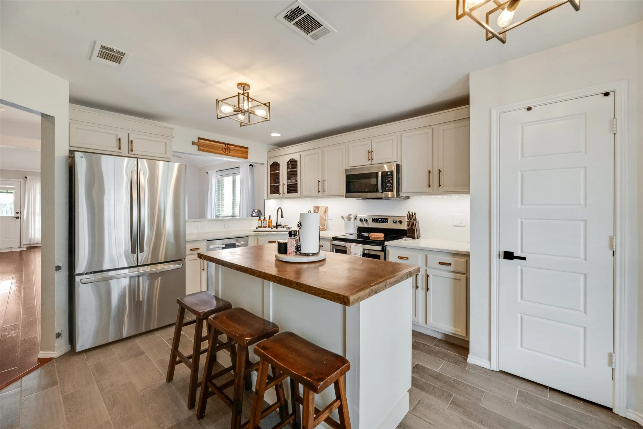 Single Family Residence For Sale in Collin County , 300 Meadow View Lane, Anna, Texas 75409, 3 Bedroom, 2 Bathroom, 2 Garage spaces, 1,479 Sqft, built in 2005, mls#21333701, Real Estate Agent in Anna, Homes For Sale in Collin county, Homes For Sale in Anna, Realtor in Anna Texas, Real Estate Brokerage Independent Realty Texas, Luminita Cordes Realtor