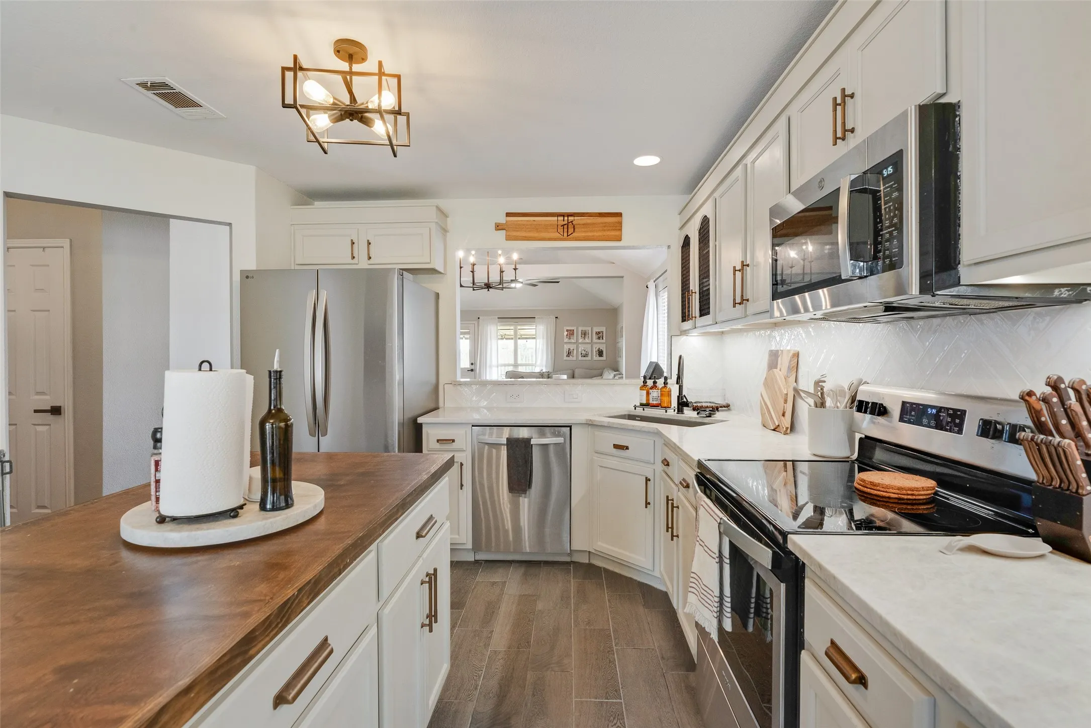 Single Family Residence For Sale in Collin County , 300 Meadow View Lane, Anna, Texas 75409, 3 Bedroom, 2 Bathroom, 2 Garage spaces, 1,479 Sqft, built in 2005, mls#21333701, Real Estate Agent in Anna, Homes For Sale in Collin county, Homes For Sale in Anna, Realtor in Anna Texas, Real Estate Brokerage Independent Realty Texas, Luminita Cordes Realtor
