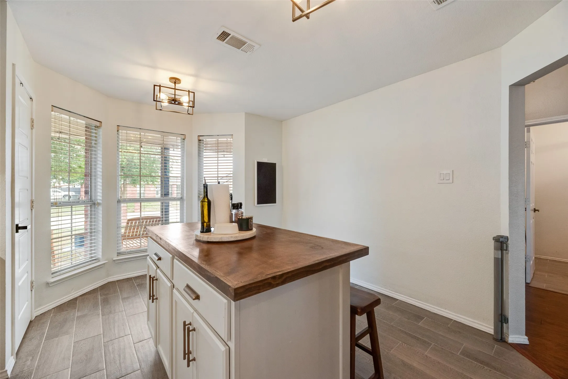 Single Family Residence For Sale in Collin County , 300 Meadow View Lane, Anna, Texas 75409, 3 Bedroom, 2 Bathroom, 2 Garage spaces, 1,479 Sqft, built in 2005, mls#21333701, Real Estate Agent in Anna, Homes For Sale in Collin county, Homes For Sale in Anna, Realtor in Anna Texas, Real Estate Brokerage Independent Realty Texas, Luminita Cordes Realtor
