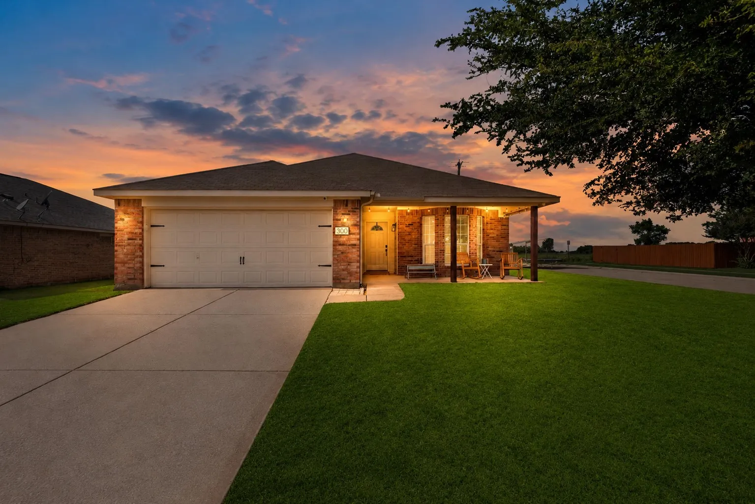 Single Family Residence For Sale in Collin County , 300 Meadow View Lane, Anna, Texas 75409, 3 Bedroom, 2 Bathroom, 2 Garage spaces, 1,479 Sqft, built in 2005, mls#21333701, Real Estate Agent in Anna, Homes For Sale in Collin county, Homes For Sale in Anna, Realtor in Anna Texas, Real Estate Brokerage Independent Realty Texas, Luminita Cordes Realtor