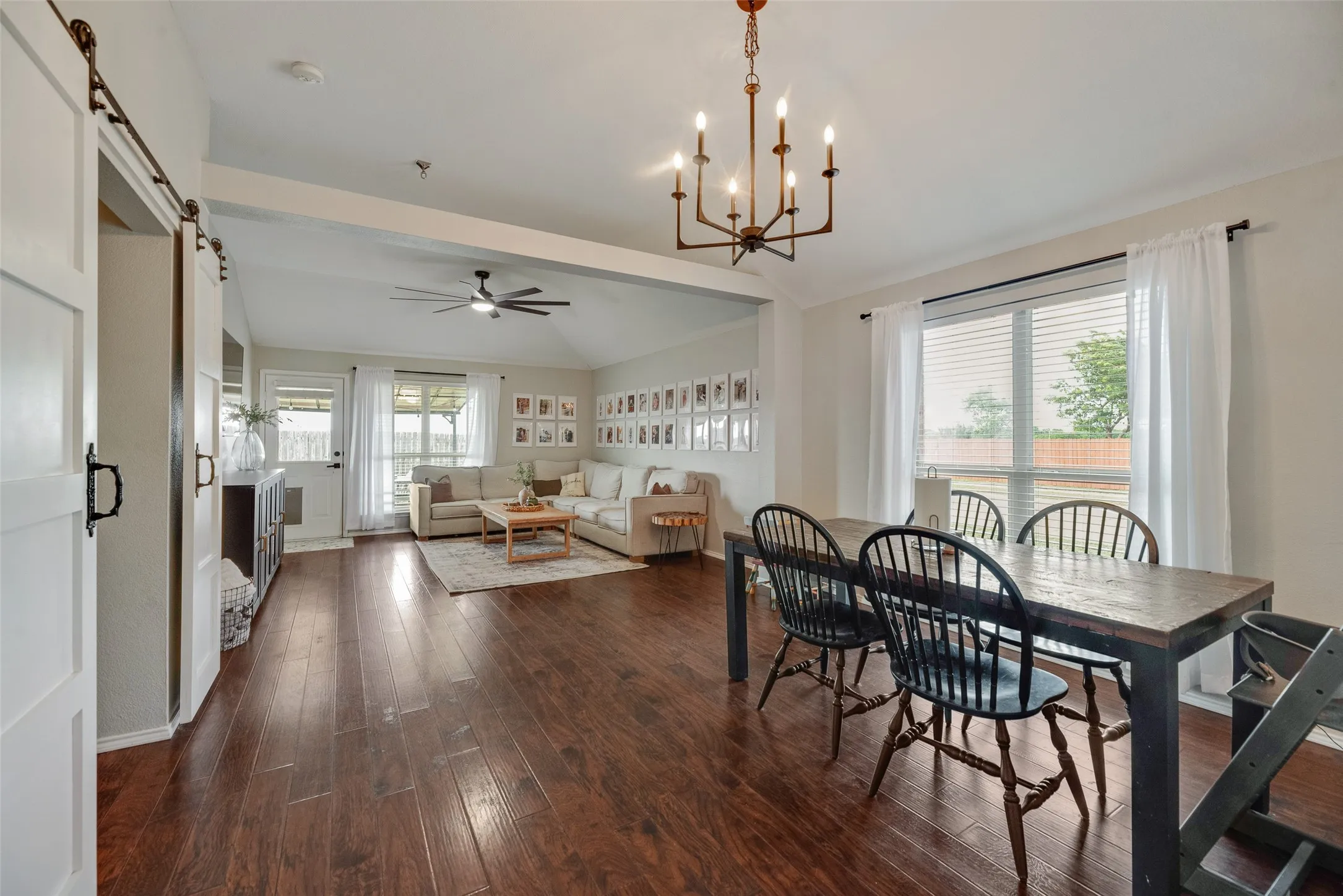 Single Family Residence For Sale in Collin County , 300 Meadow View Lane, Anna, Texas 75409, 3 Bedroom, 2 Bathroom, 2 Garage spaces, 1,479 Sqft, built in 2005, mls#21333701, Real Estate Agent in Anna, Homes For Sale in Collin county, Homes For Sale in Anna, Realtor in Anna Texas, Real Estate Brokerage Independent Realty Texas, Luminita Cordes Realtor