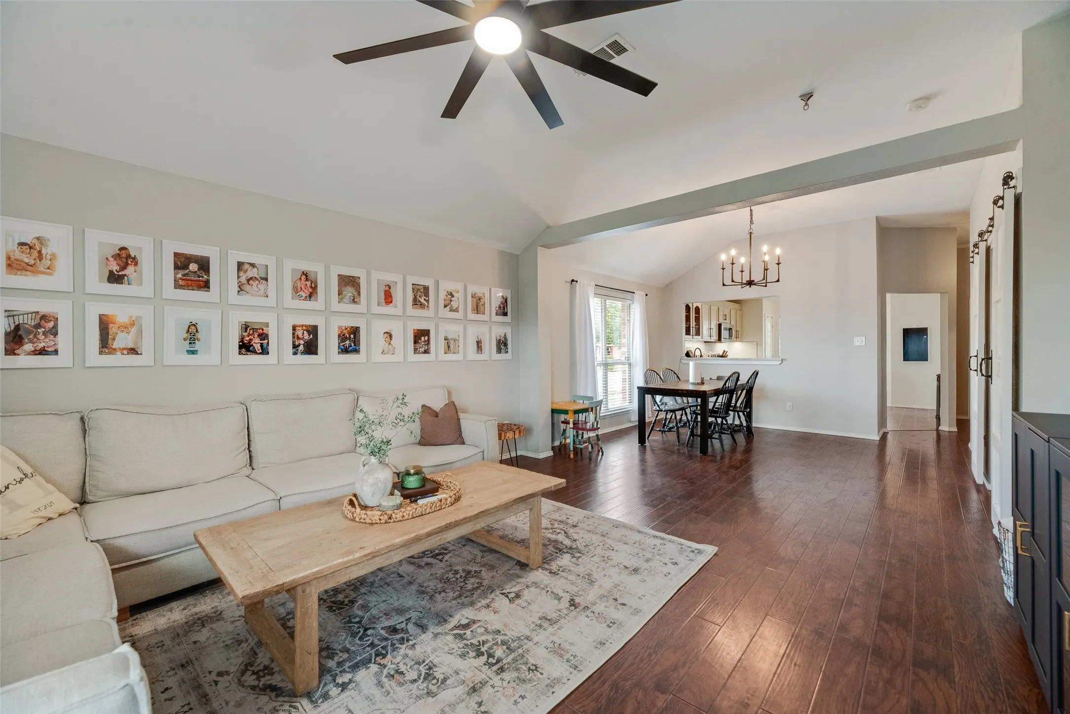 Single Family Residence For Sale in Collin County , 300 Meadow View Lane, Anna, Texas 75409, 3 Bedroom, 2 Bathroom, 2 Garage spaces, 1,479 Sqft, built in 2005, mls#21333701, Real Estate Agent in Anna, Homes For Sale in Collin county, Homes For Sale in Anna, Realtor in Anna Texas, Real Estate Brokerage Independent Realty Texas, Luminita Cordes Realtor