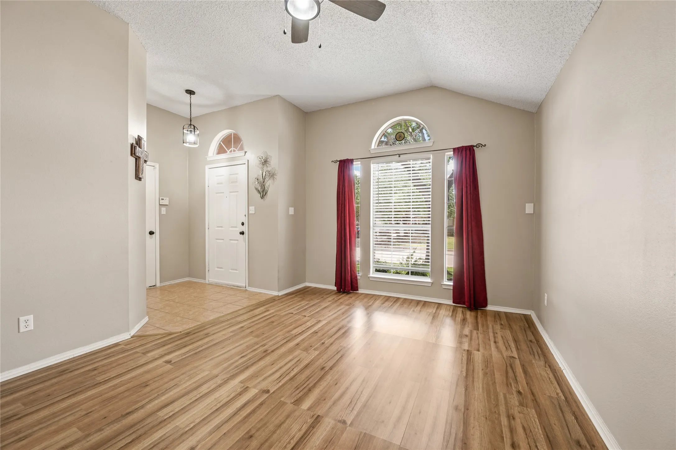 Single Family Residence For Sale in Tarrant County , 8112 Heritage Place Drive, Fort Worth, Texas 76137, 4 Bedroom, 2 Bathroom, 2 Garage spaces, 1,825 Sqft, built in 1995, mls#21329360, Real Estate Agent in Fort Worth, Homes For Sale in Tarrant county, Homes For Sale in Fort Worth, Realtor in Fort Worth Texas, Real Estate Brokerage Independent Realty Texas, Luminita Cordes Realtor