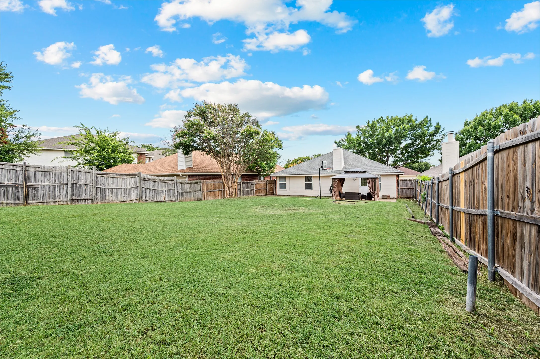 Single Family Residence For Sale in Tarrant County , 8112 Heritage Place Drive, Fort Worth, Texas 76137, 4 Bedroom, 2 Bathroom, 2 Garage spaces, 1,825 Sqft, built in 1995, mls#21329360, Real Estate Agent in Fort Worth, Homes For Sale in Tarrant county, Homes For Sale in Fort Worth, Realtor in Fort Worth Texas, Real Estate Brokerage Independent Realty Texas, Luminita Cordes Realtor
