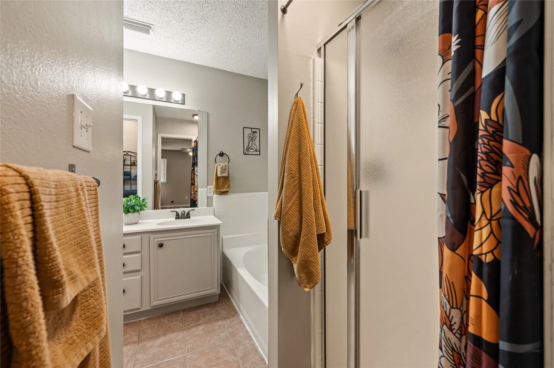 Single Family Residence For Sale in Tarrant County , 8112 Heritage Place Drive, Fort Worth, Texas 76137, 4 Bedroom, 2 Bathroom, 2 Garage spaces, 1,825 Sqft, built in 1995, mls#21329360, Real Estate Agent in Fort Worth, Homes For Sale in Tarrant county, Homes For Sale in Fort Worth, Realtor in Fort Worth Texas, Real Estate Brokerage Independent Realty Texas, Luminita Cordes Realtor