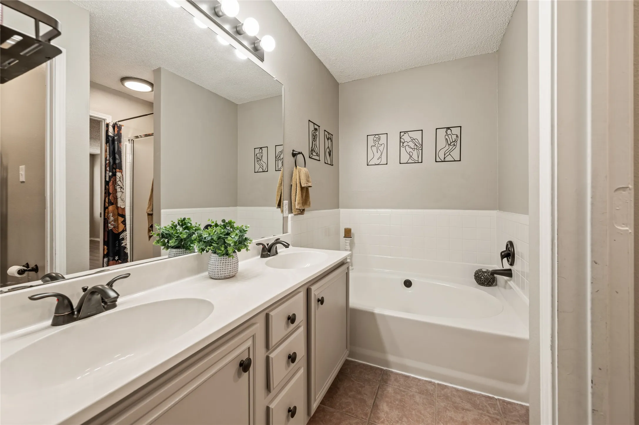 Single Family Residence For Sale in Tarrant County , 8112 Heritage Place Drive, Fort Worth, Texas 76137, 4 Bedroom, 2 Bathroom, 2 Garage spaces, 1,825 Sqft, built in 1995, mls#21329360, Real Estate Agent in Fort Worth, Homes For Sale in Tarrant county, Homes For Sale in Fort Worth, Realtor in Fort Worth Texas, Real Estate Brokerage Independent Realty Texas, Luminita Cordes Realtor