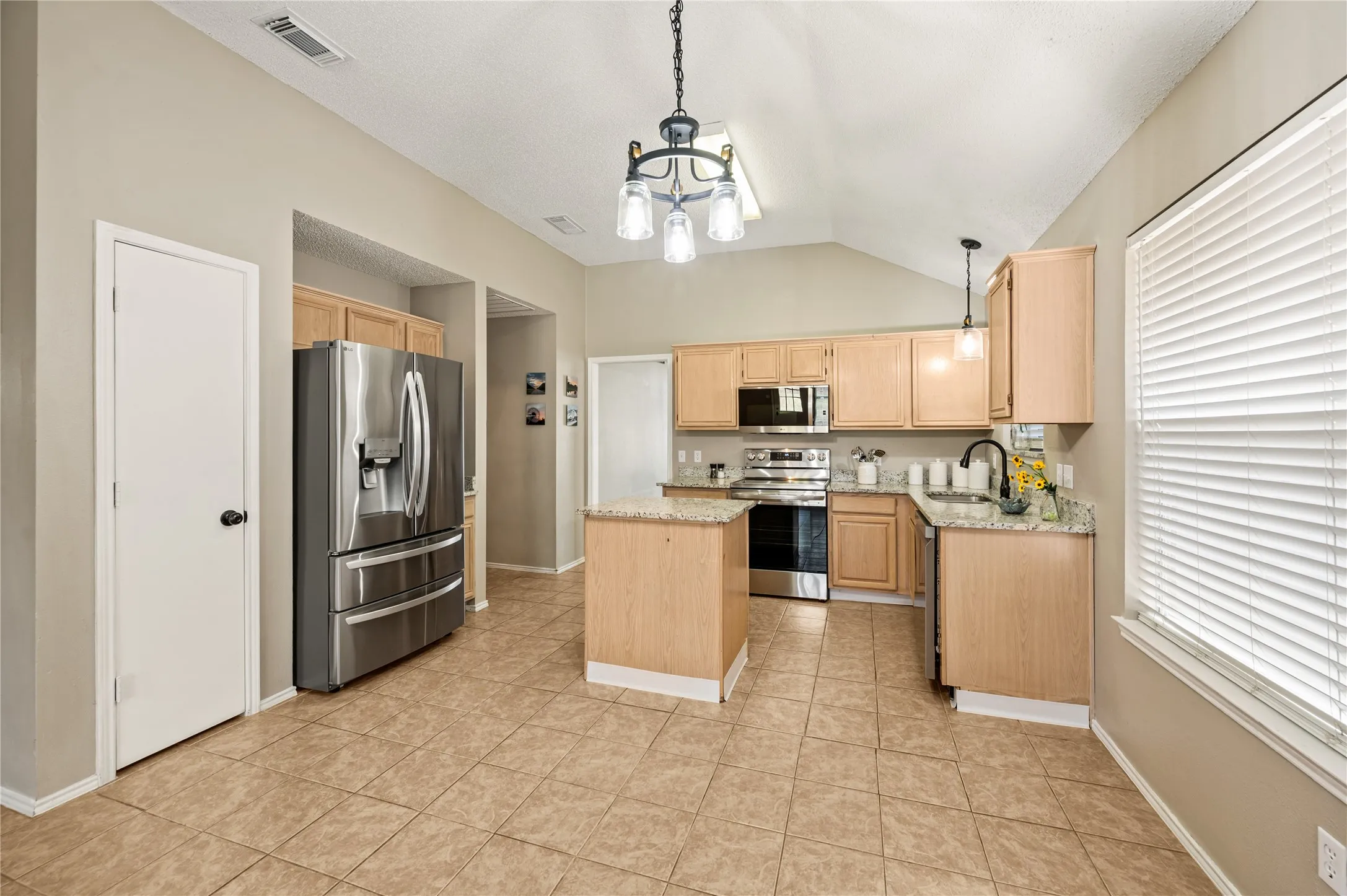 Single Family Residence For Sale in Tarrant County , 8112 Heritage Place Drive, Fort Worth, Texas 76137, 4 Bedroom, 2 Bathroom, 2 Garage spaces, 1,825 Sqft, built in 1995, mls#21329360, Real Estate Agent in Fort Worth, Homes For Sale in Tarrant county, Homes For Sale in Fort Worth, Realtor in Fort Worth Texas, Real Estate Brokerage Independent Realty Texas, Luminita Cordes Realtor